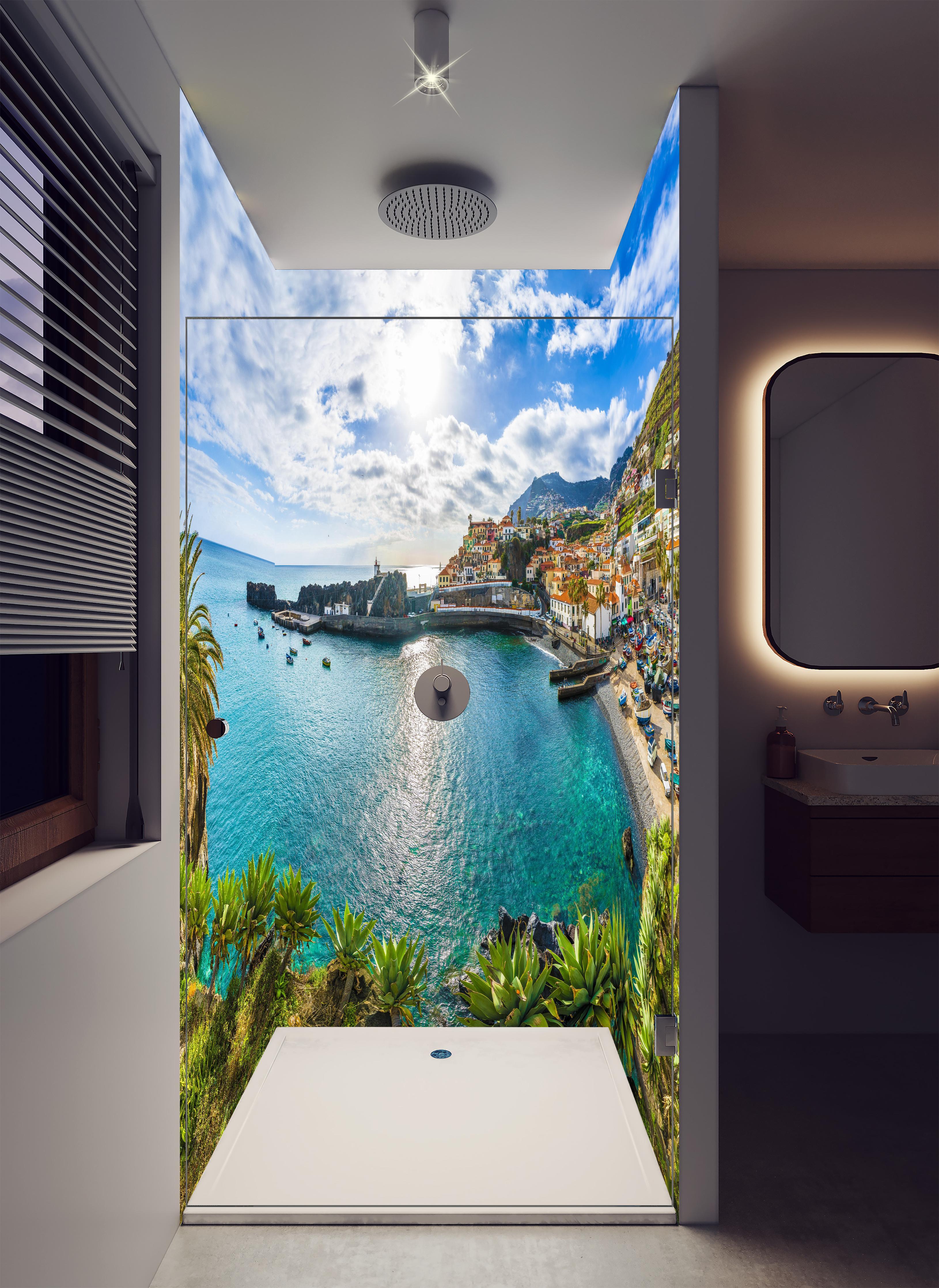 Duschrückwand - Wunderschöne Landschaft - Camara de Lobos in luxuriöser Dusche mit Regenduschkopf