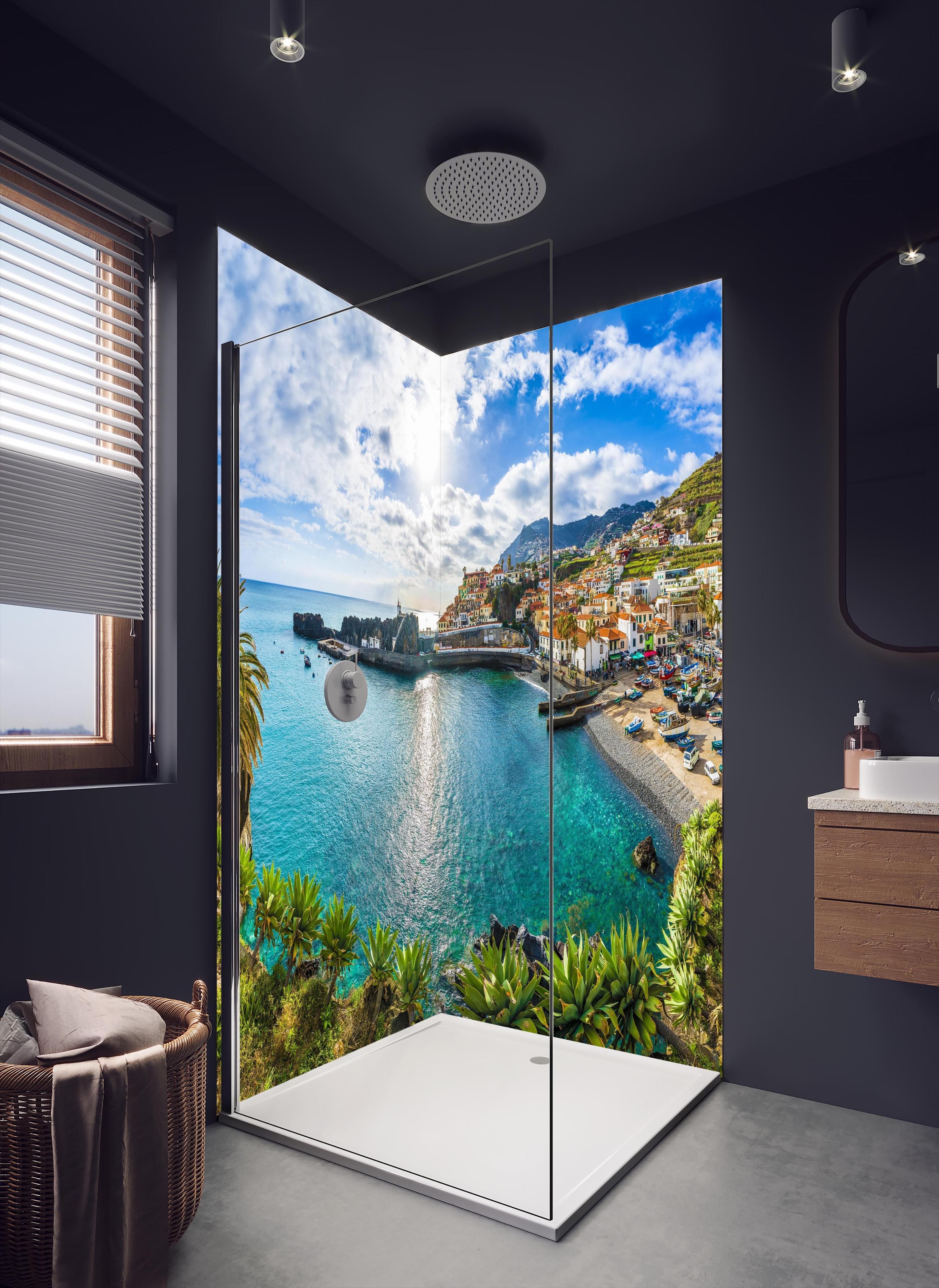 Duschrückwand - Wunderschöne Landschaft - Camara de Lobos in dunklem Badezimmer mit Regenduschkopf