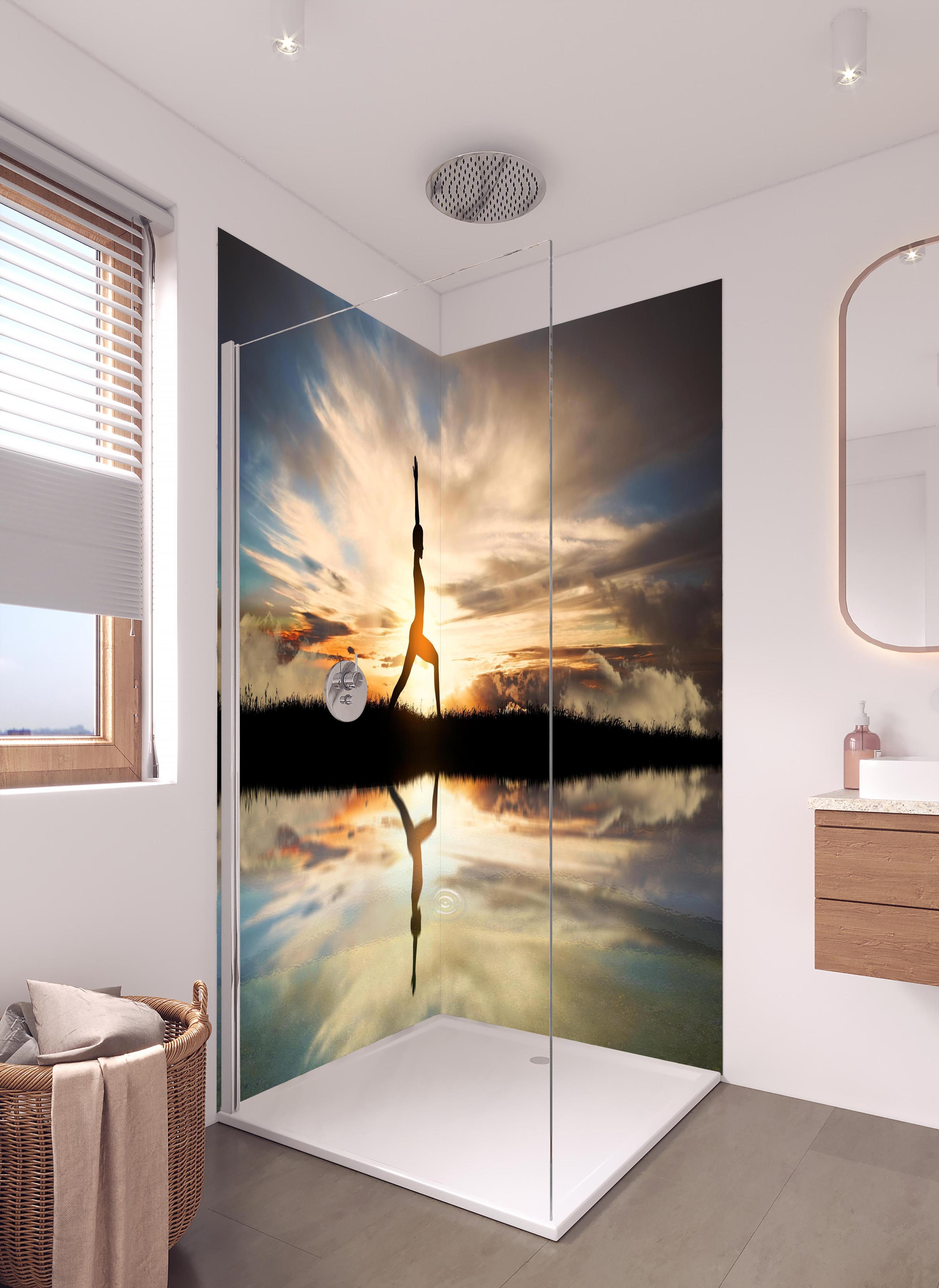 Duschrückwand - Yoga praktizierendes Mädchen in hellem Badezimmer mit Regenduschkopf - zweiteilige Eck-Duschrückwand