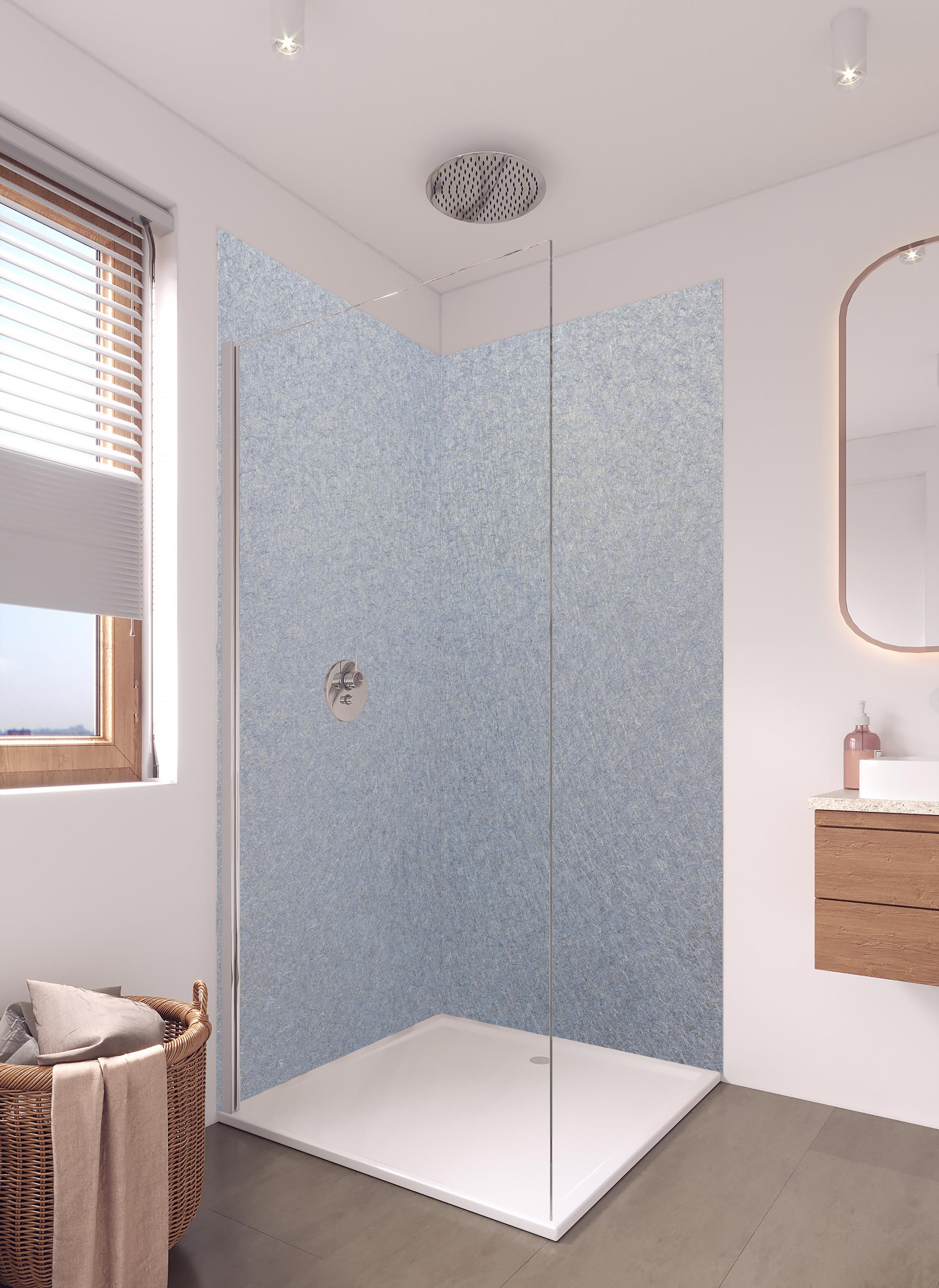 Duschrückwand - Zerkratzte metallische Oberfläche in hellem Badezimmer mit Regenduschkopf - zweiteilige Eck-Duschrückwand