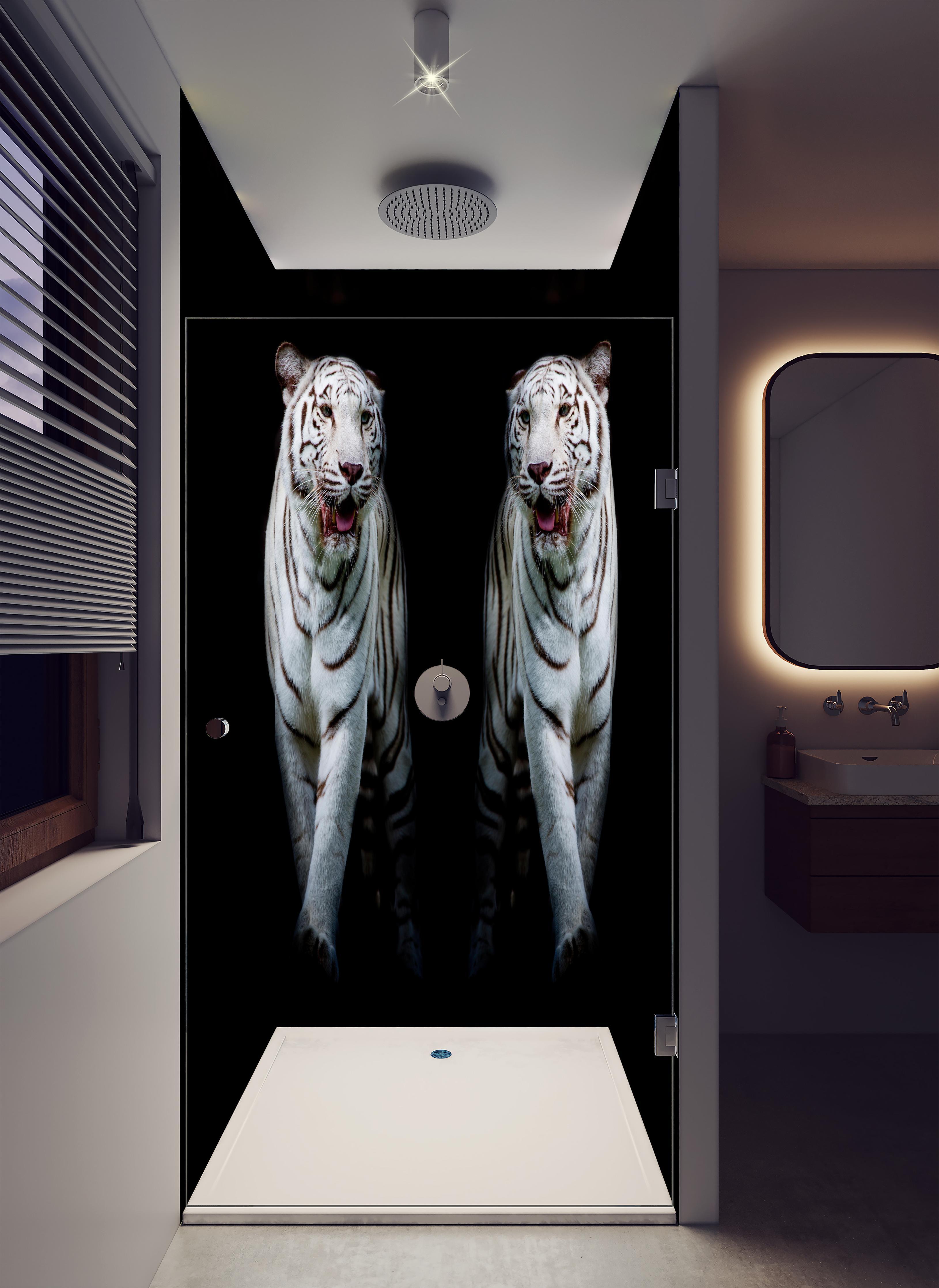 Duschrückwand - Zwei weiße Tiger auf schwarzem Hintergrund in luxuriöser Dusche mit Regenduschkopf