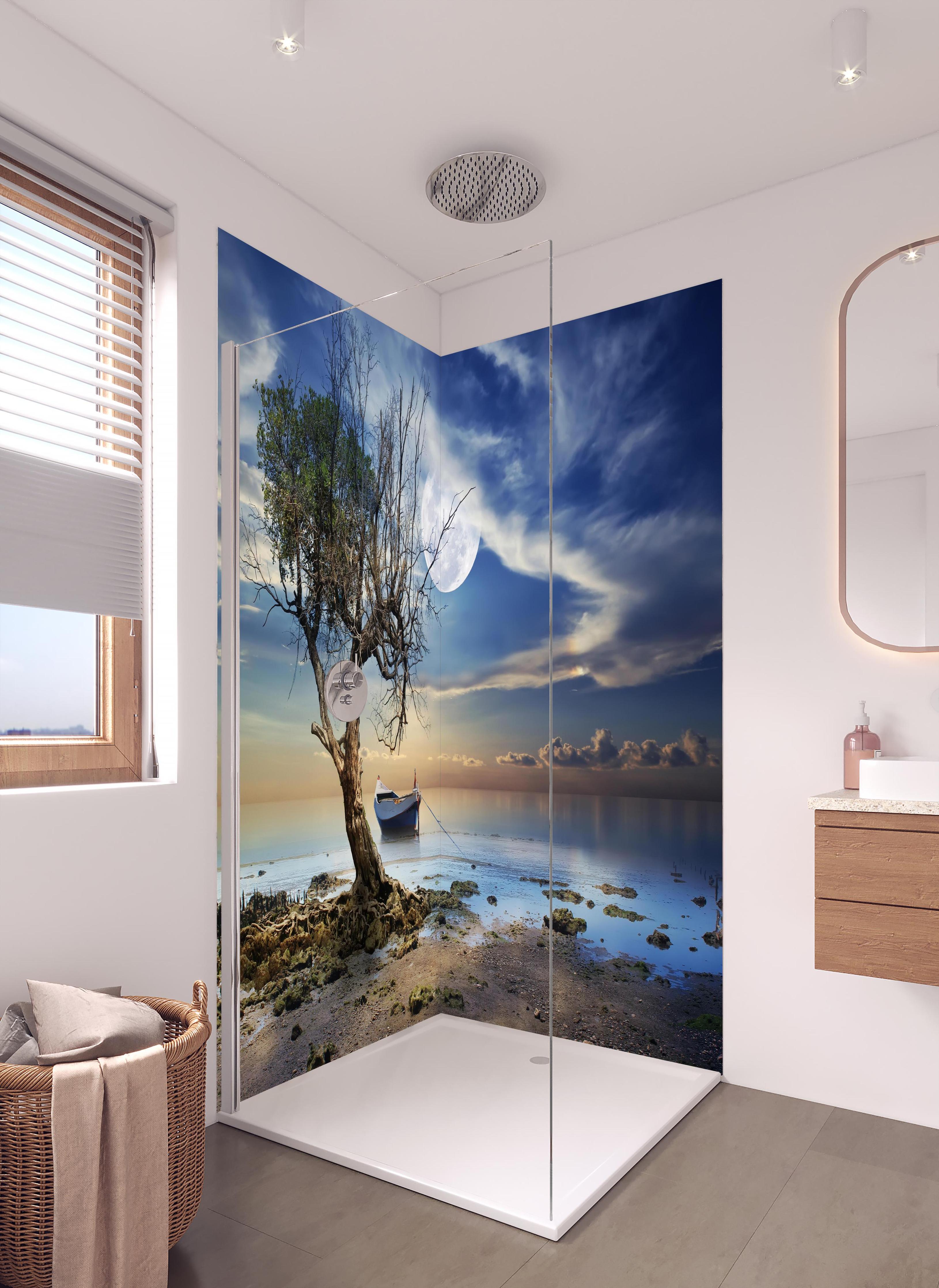 Duschrückwand - einsamer Baum am Strand in hellem Badezimmer mit Regenduschkopf - zweiteilige Eck-Duschrückwand