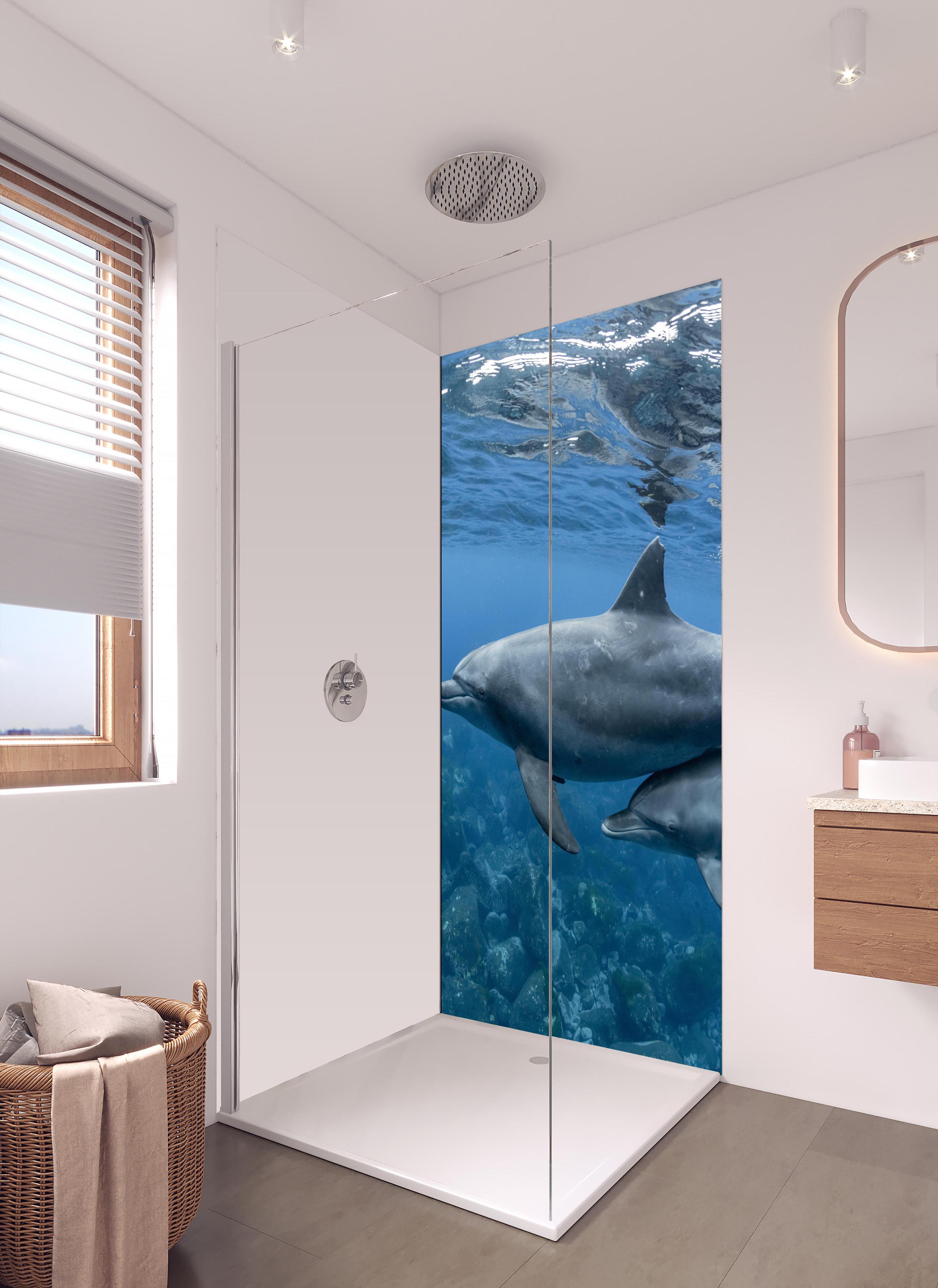 Duschrückwand - niedliche Delfin-Familie in hellem Badezimmer mit Regenduschkopf - einteilige Duschrückwand