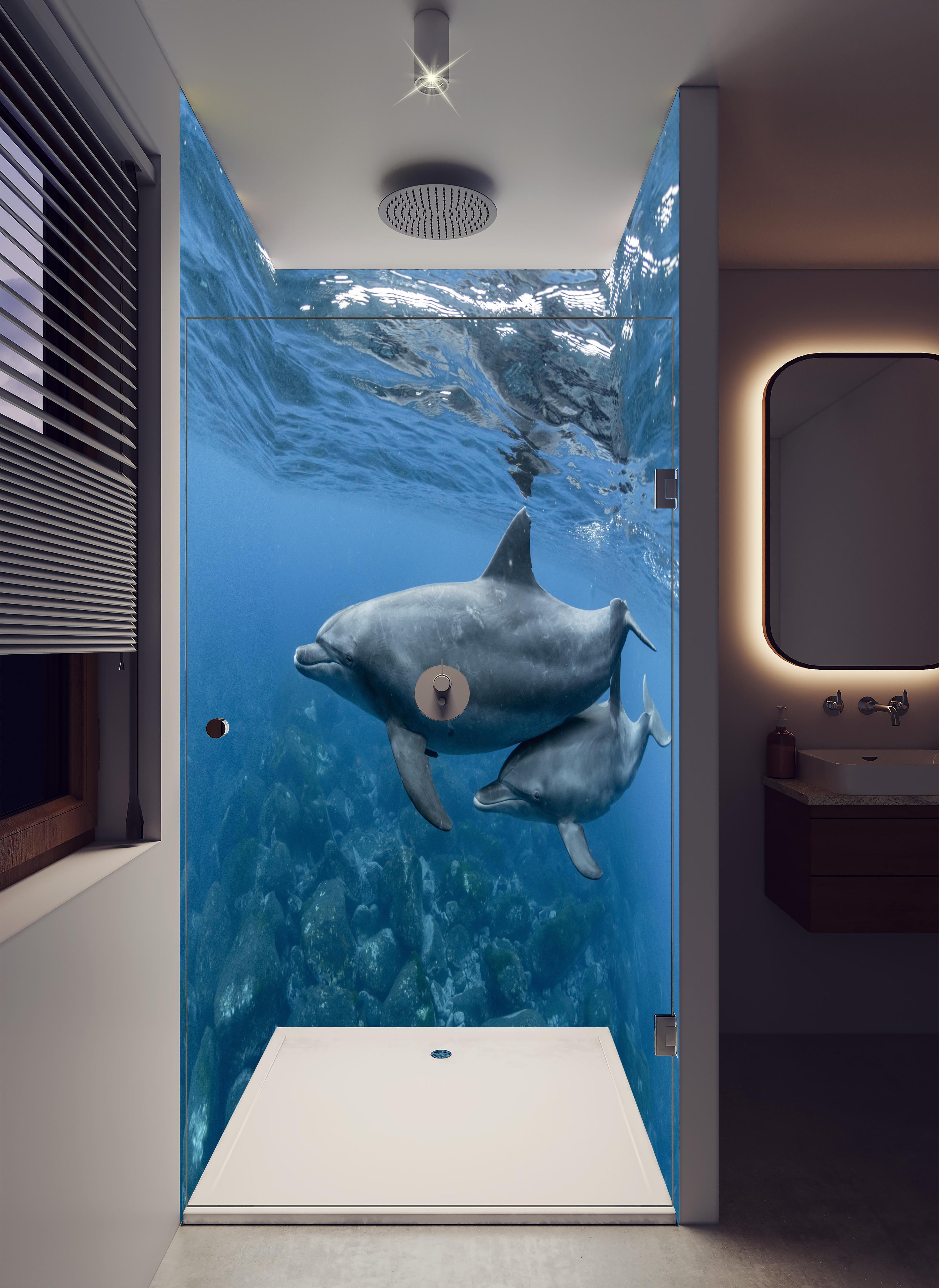 Duschrückwand - niedliche Delfin-Familie in luxuriöser Dusche mit Regenduschkopf