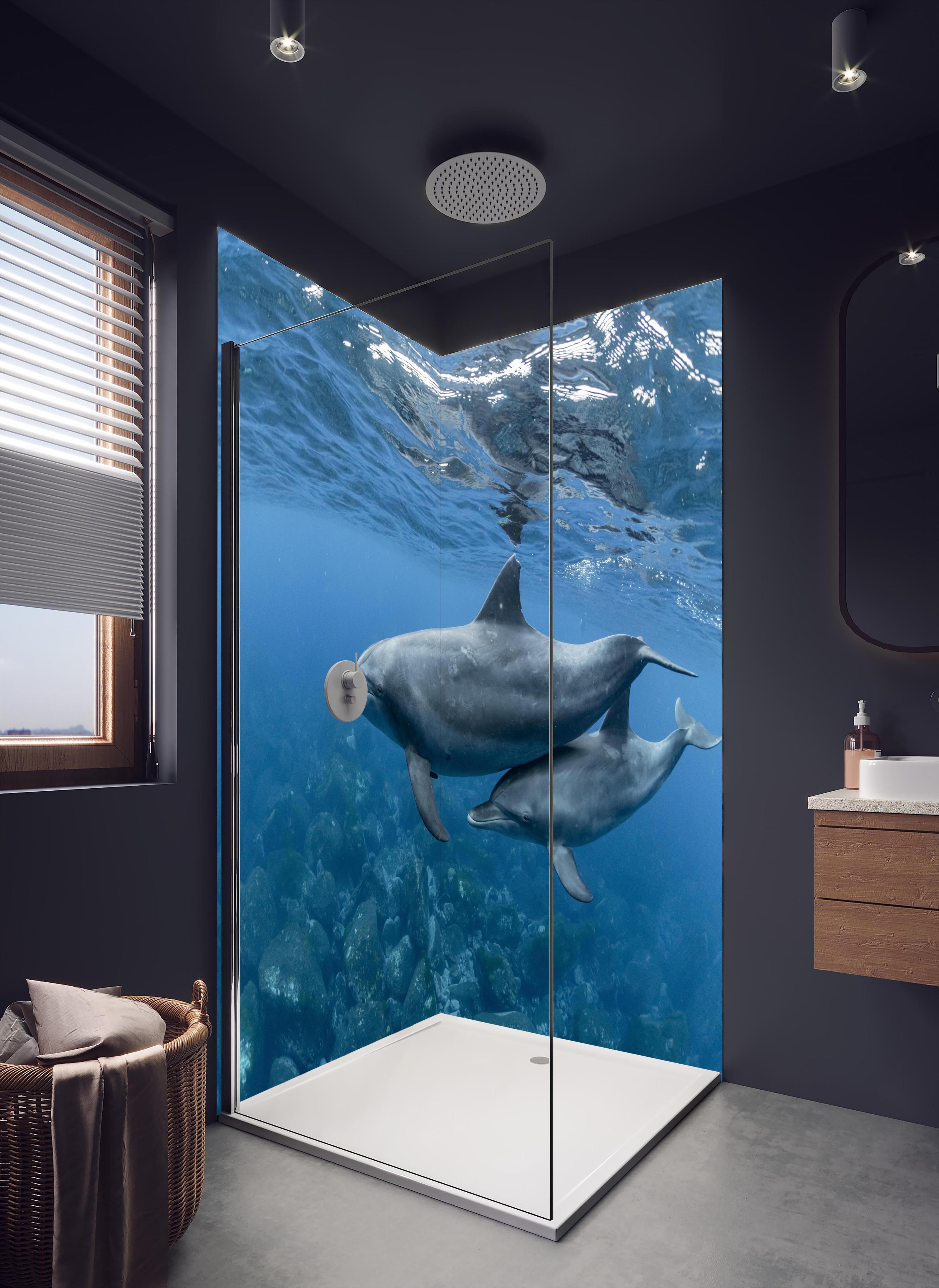 Duschrückwand - niedliche Delfin-Familie in dunklem Badezimmer mit Regenduschkopf