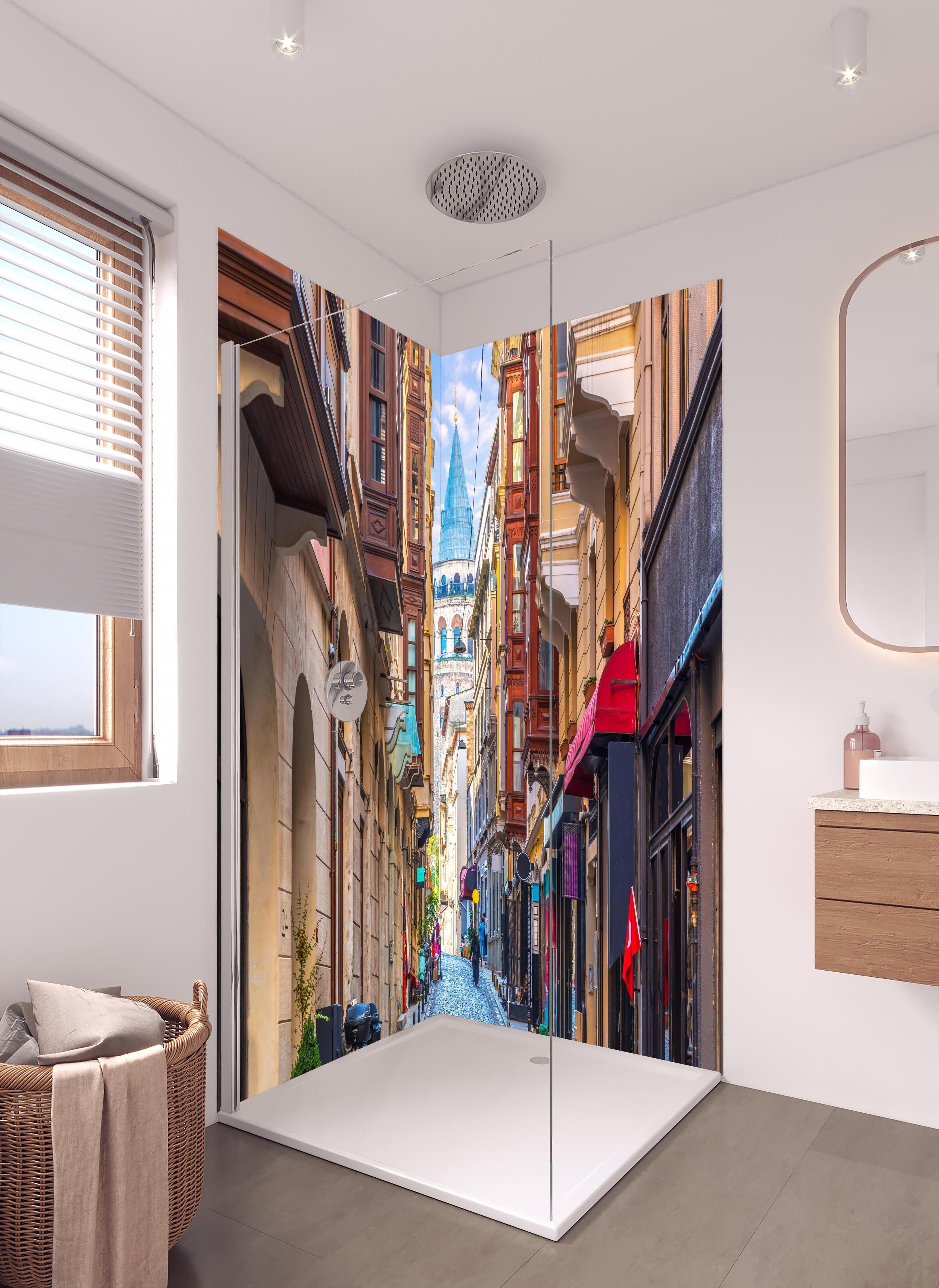 Duschrückwand - ruhige Gassenansicht auf Galata-Turm in hellem Badezimmer mit Regenduschkopf - zweiteilige Eck-Duschrückwand