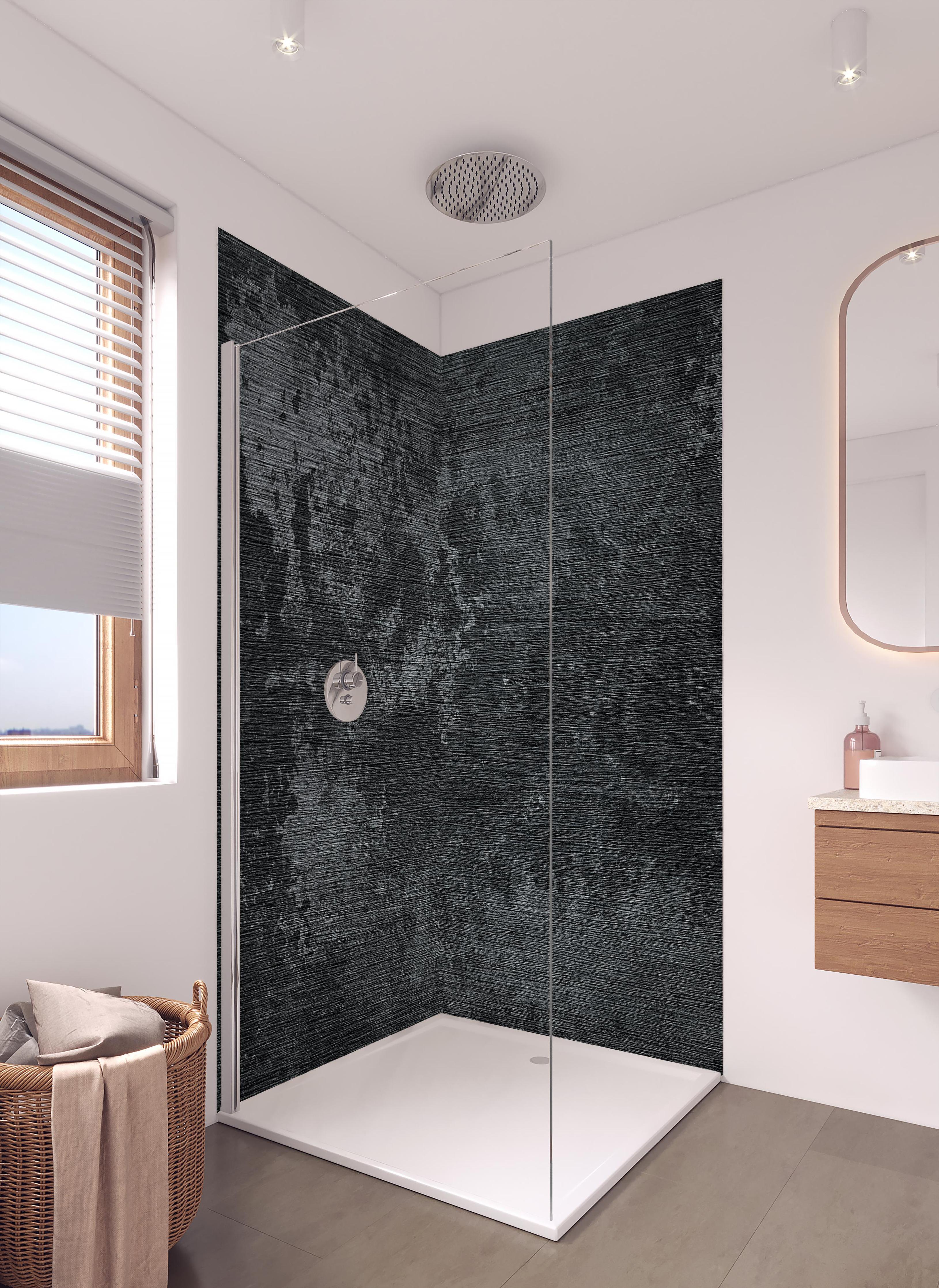 Duschrückwand - wild gebürstetes Metall in hellem Badezimmer mit Regenduschkopf - zweiteilige Eck-Duschrückwand