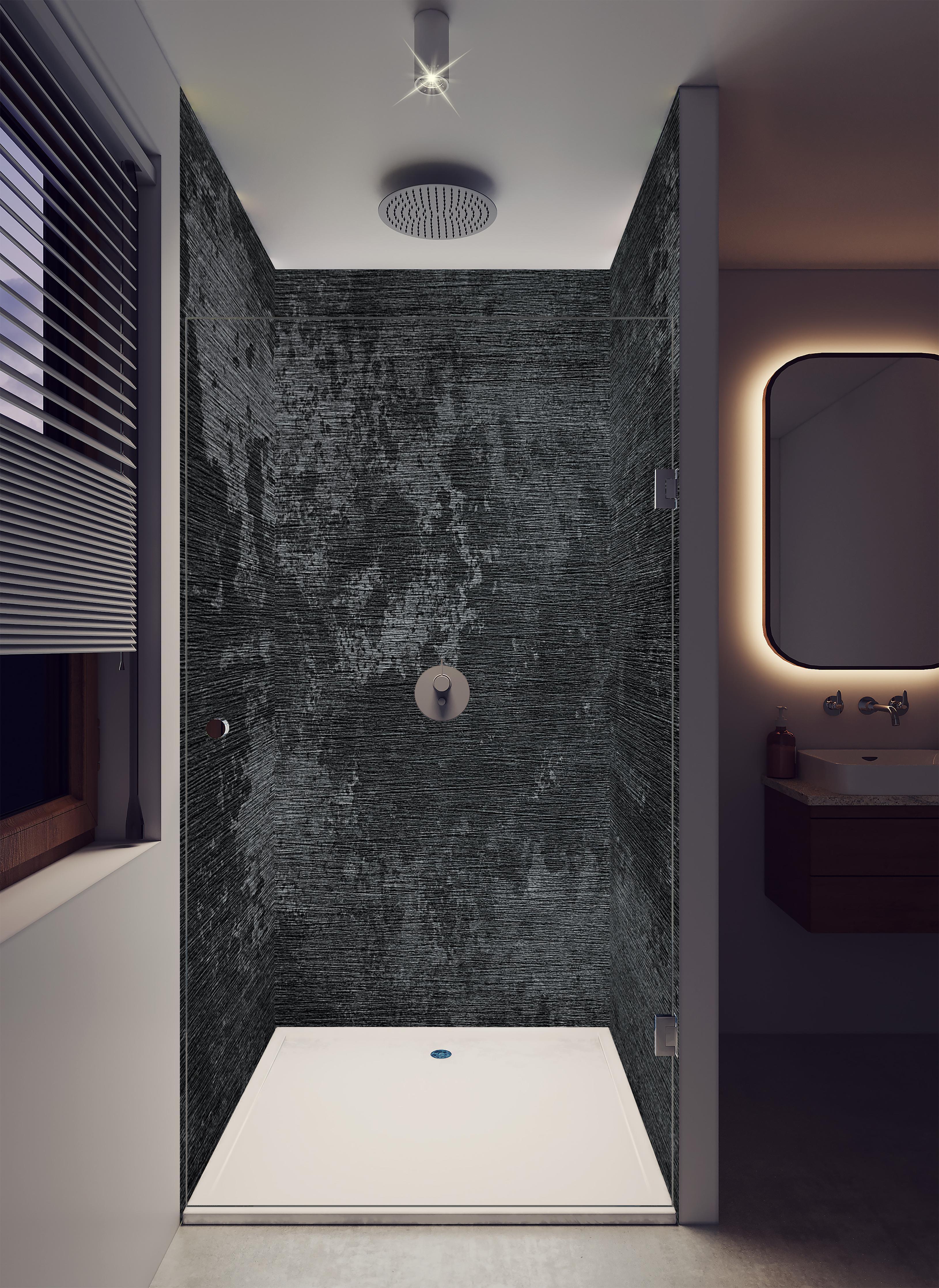 Duschrückwand - wild gebürstetes Metall in luxuriöser Dusche mit Regenduschkopf