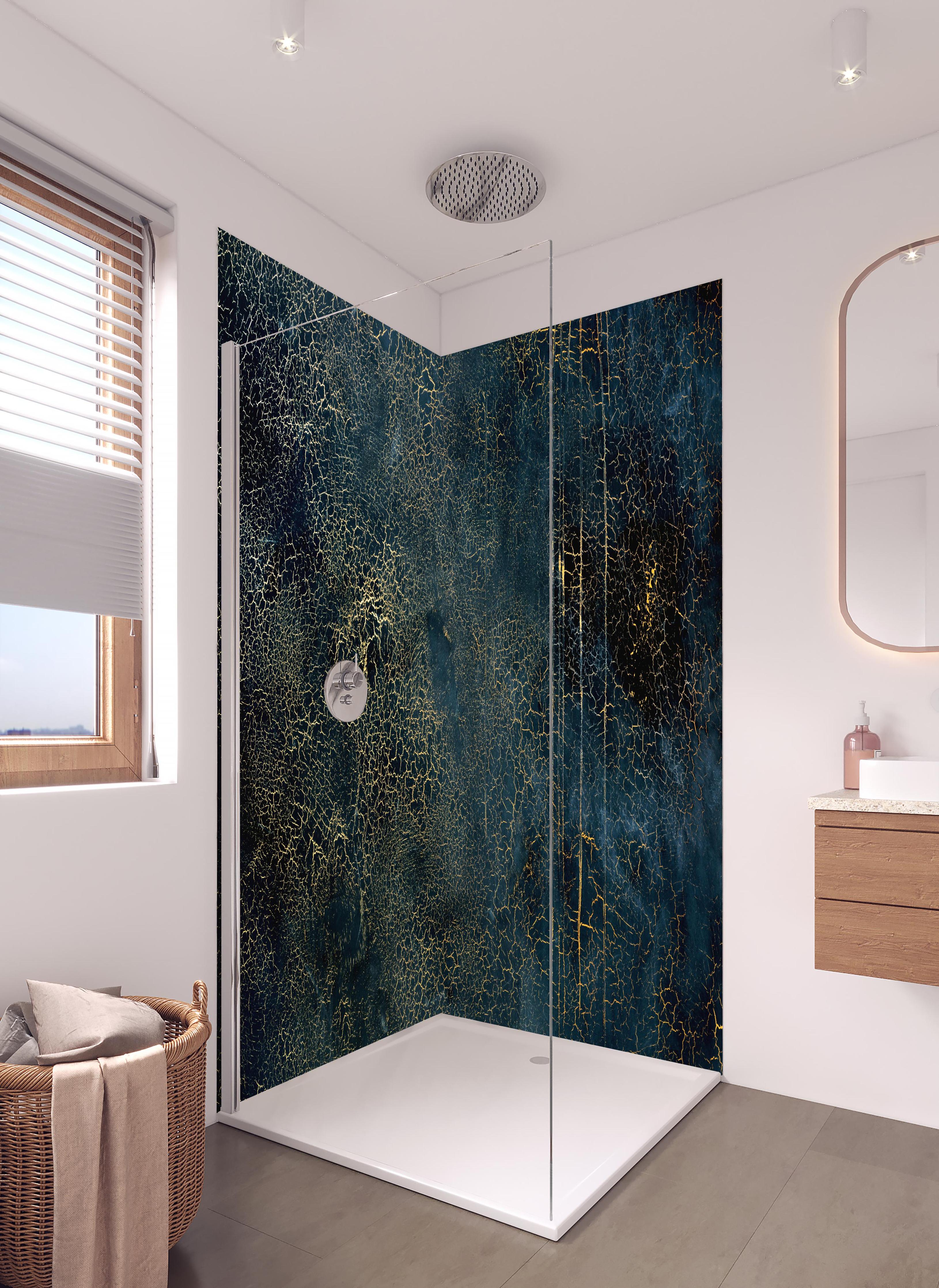 Duschrückwand - Edel-Rissige Textur mit Craquelé- Effekt in hellem Badezimmer mit Regenduschkopf - zweiteilige Eck-Duschrückwand