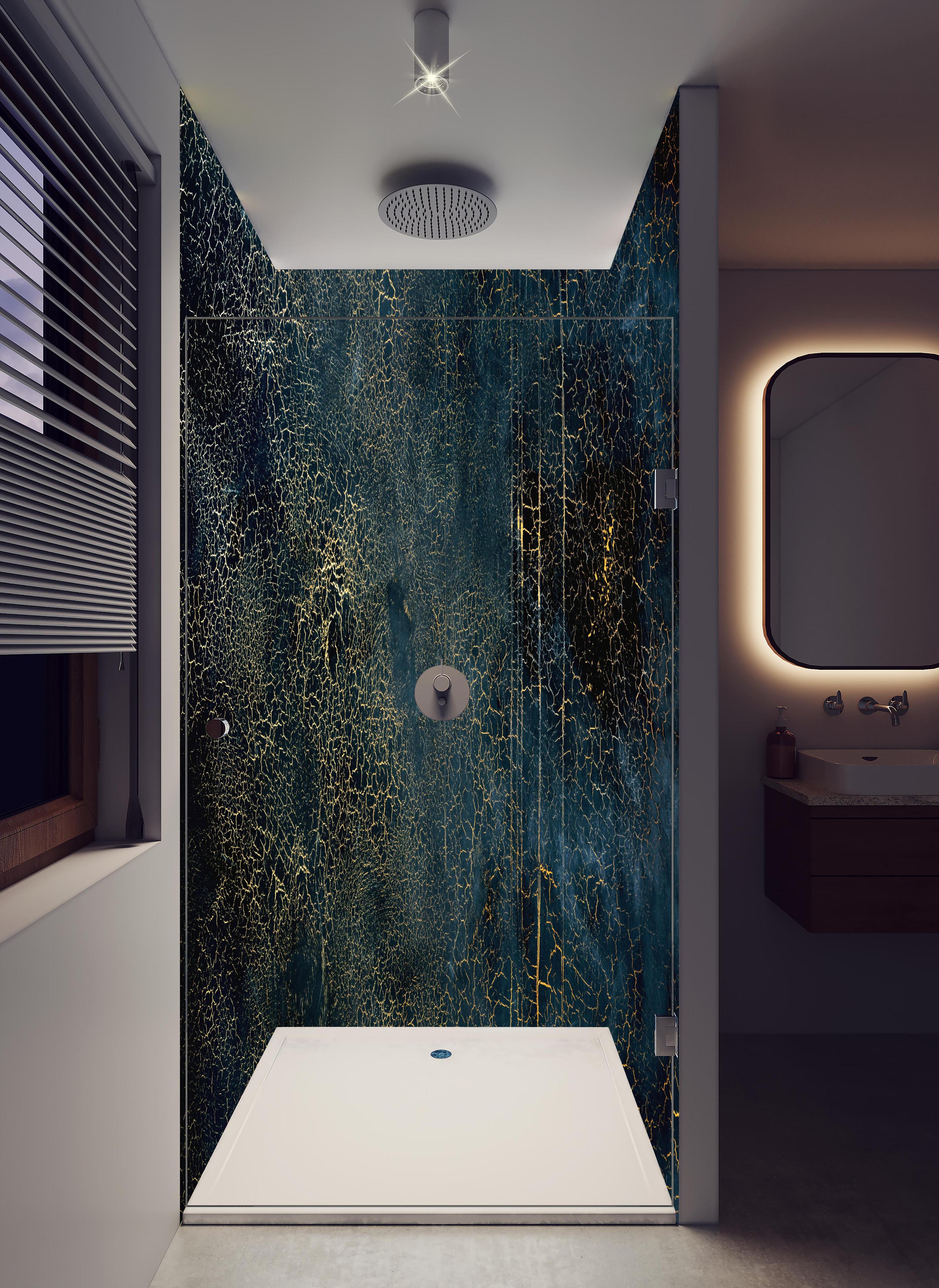 Duschrückwand - Edel-Rissige Textur mit Craquelé- Effekt in hellem Badezimmer mit Regenduschkopf - zweiteilige Eck-Duschrückwand