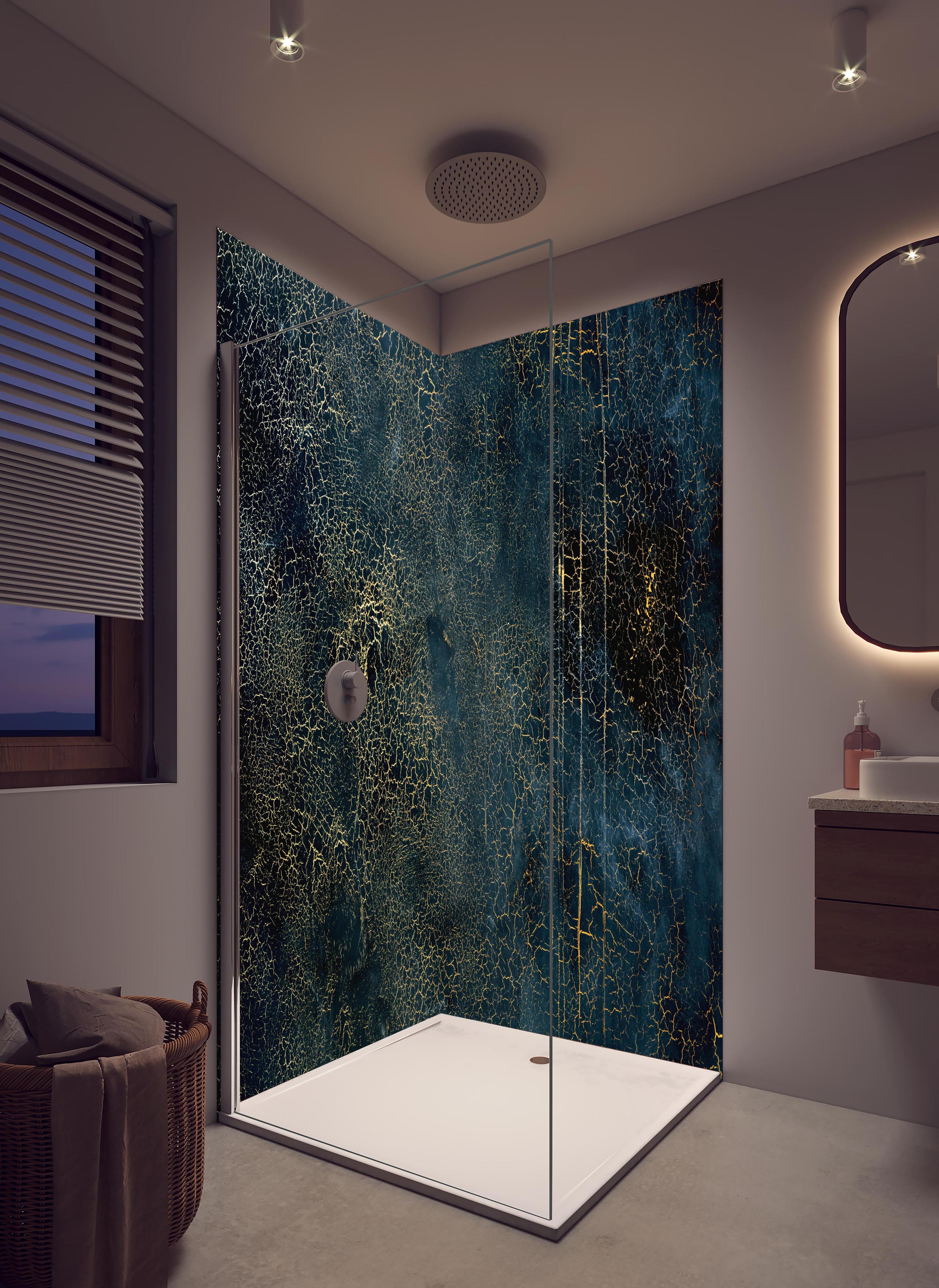 Duschrückwand - Edel-Rissige Textur mit Craquelé- Effekt in hellem Badezimmer mit Regenduschkopf - zweiteilige Eck-Duschrückwand