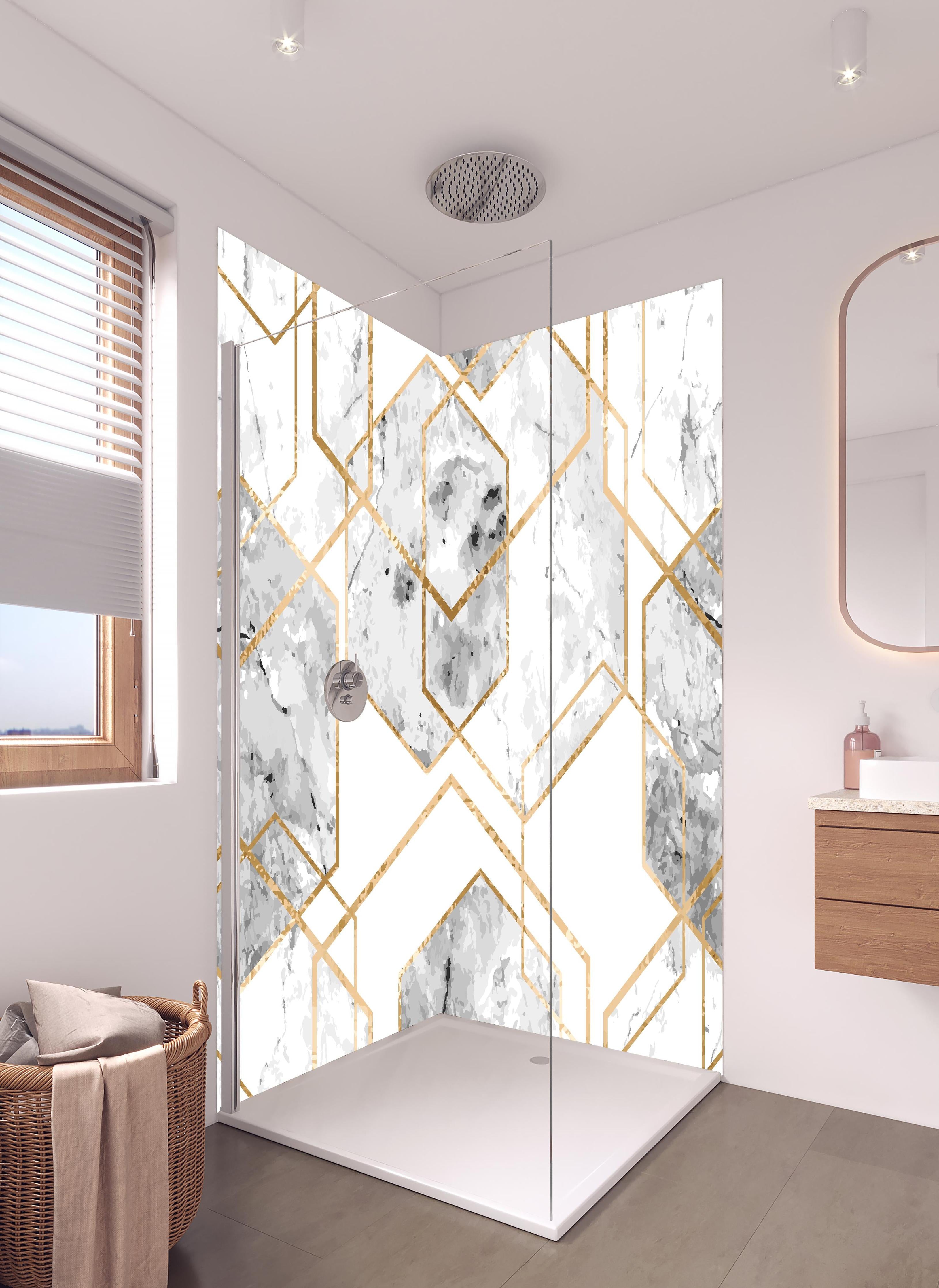 Duschrückwand - Edle Marmoroptik in Weiß und Gold in hellem Badezimmer mit Regenduschkopf - zweiteilige Eck-Duschrückwand