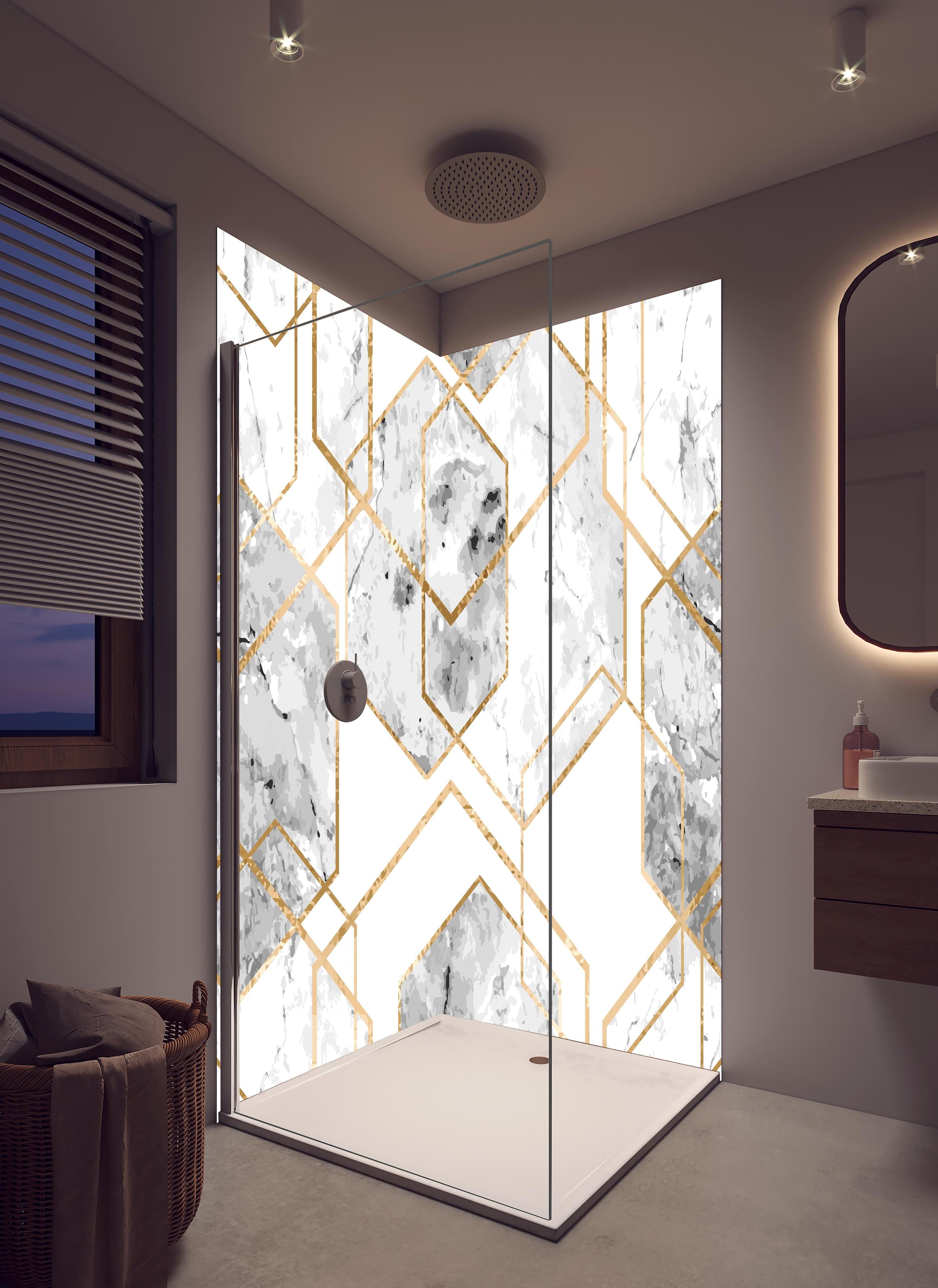 Duschrückwand - Edle Marmoroptik in Weiß und Gold in hellem Badezimmer mit Regenduschkopf - zweiteilige Eck-Duschrückwand