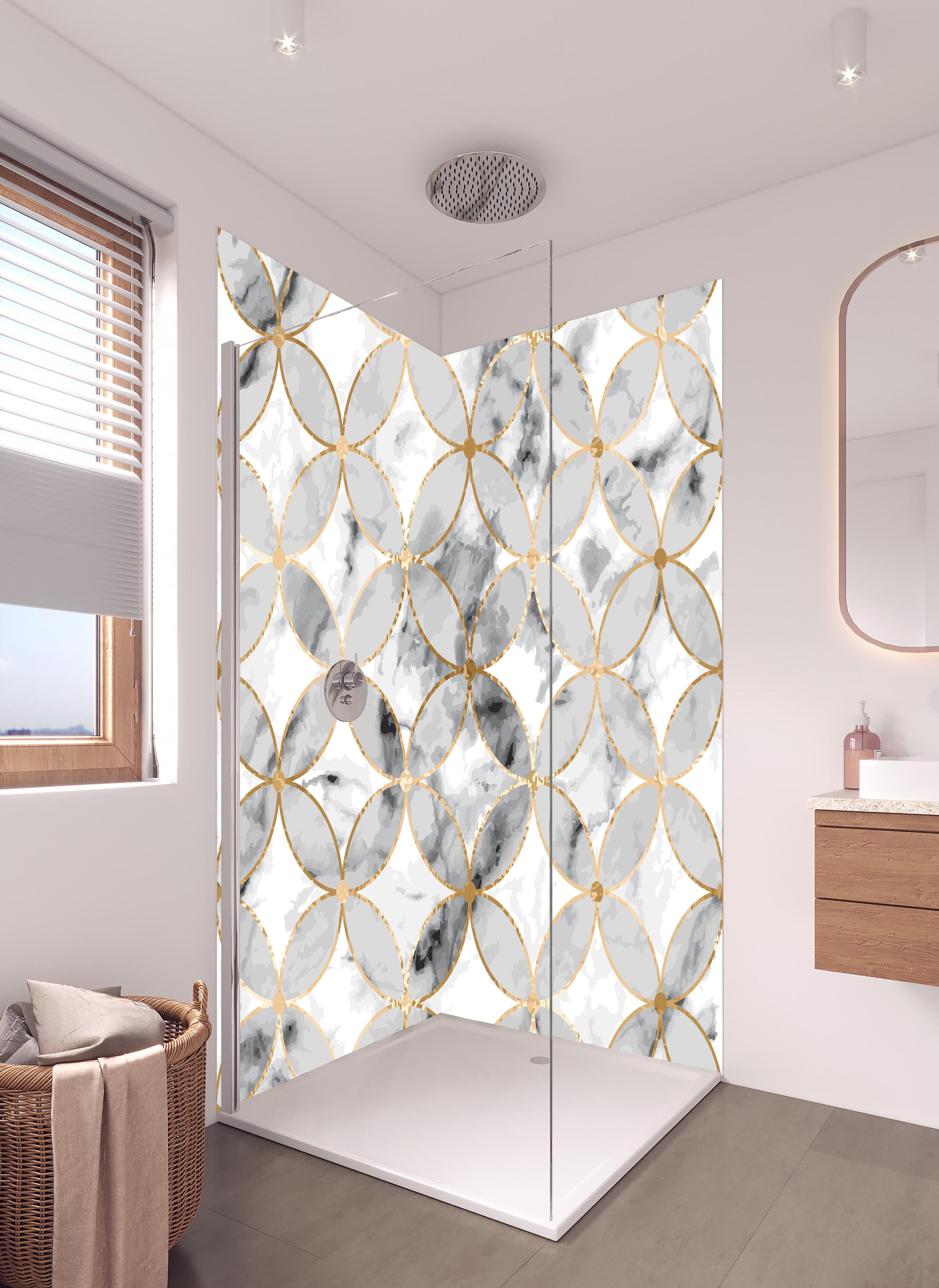 Duschrückwand - Edles Marmor-Muster in Weiß-Gold und Grautönen in hellem Badezimmer mit Regenduschkopf - zweiteilige Eck-Duschrückwand