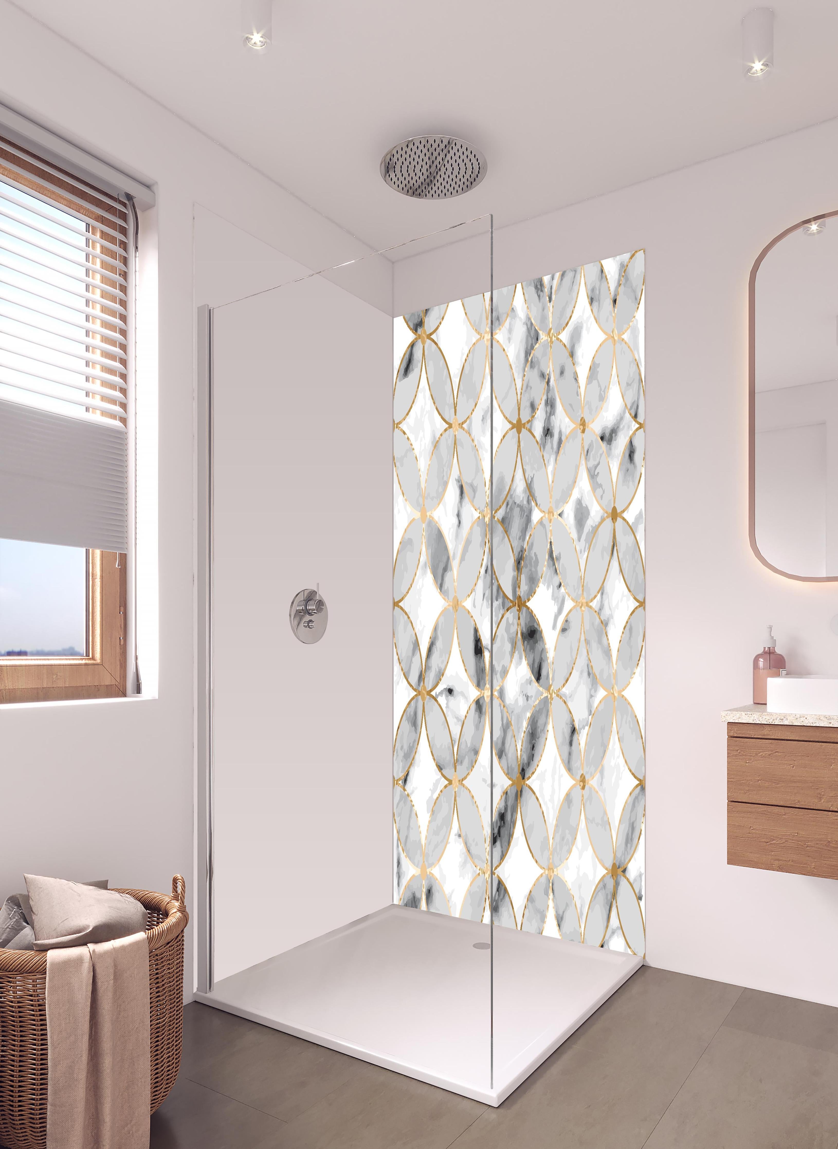 Duschrückwand - Edles Marmor-Muster in Weiß-Gold und Grautönen in hellem Badezimmer mit Regenduschkopf - zweiteilige Eck-Duschrückwand