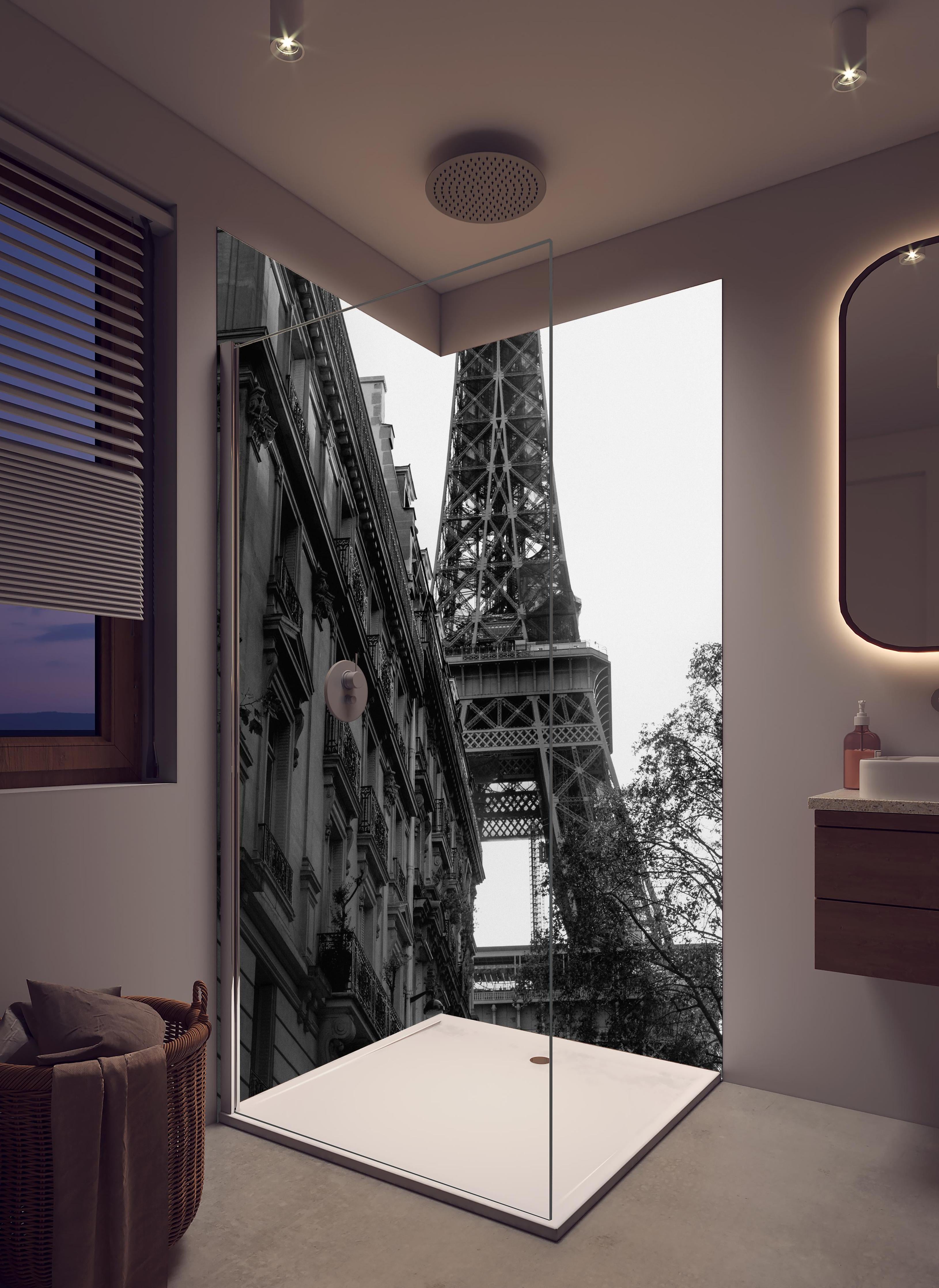 Duschrückwand - Eiffelturm - Paris, Frankreich in hellem Badezimmer mit Regenduschkopf - zweiteilige Eck-Duschrückwand