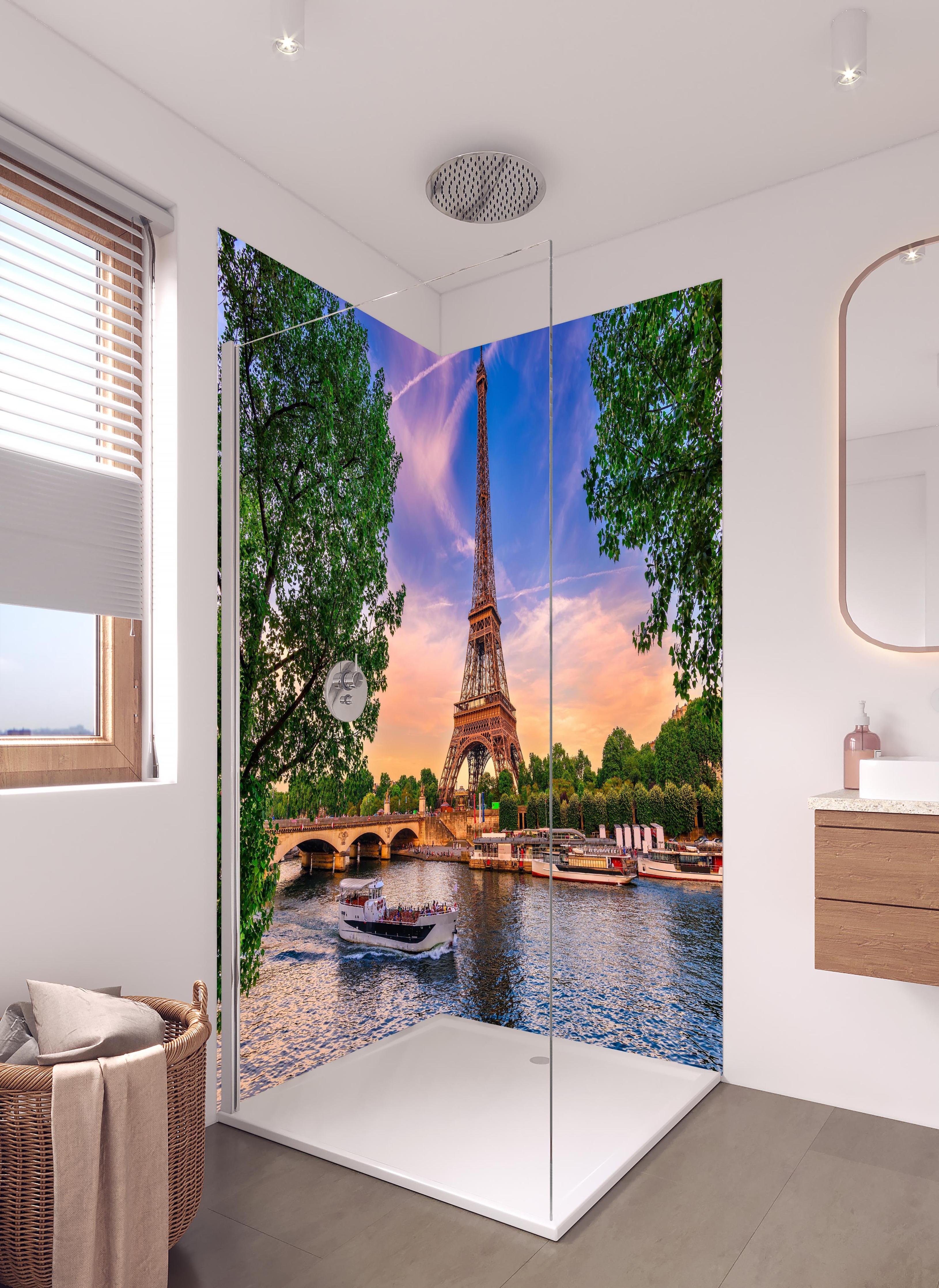 Duschrückwand - Eiffelturm und Fluss Seine bei Sonnenuntergang in hellem Badezimmer mit Regenduschkopf - zweiteilige Eck-Duschrückwand