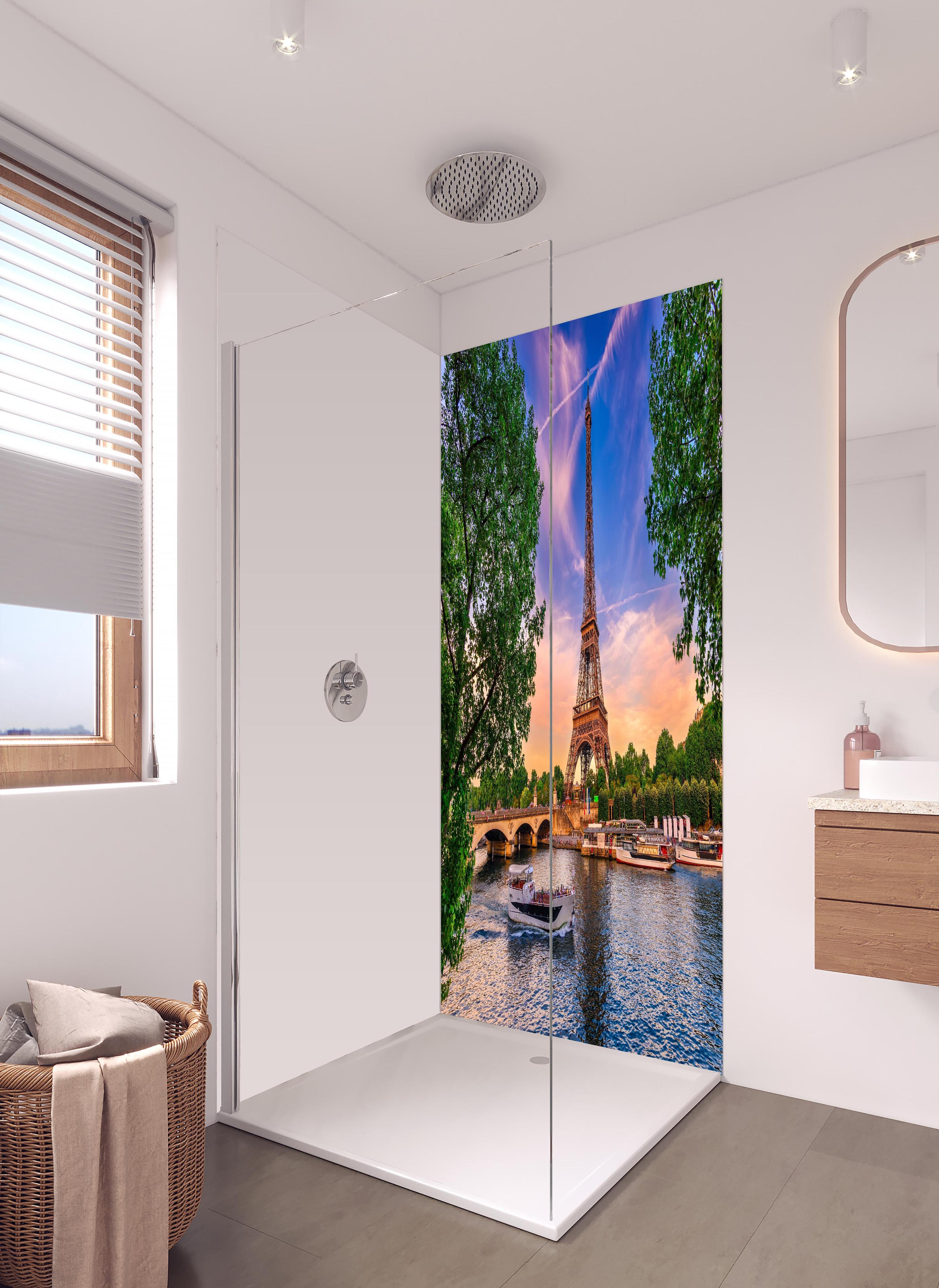 Duschrückwand - Eiffelturm und Fluss Seine bei Sonnenuntergang in hellem Badezimmer mit Regenduschkopf - zweiteilige Eck-Duschrückwand