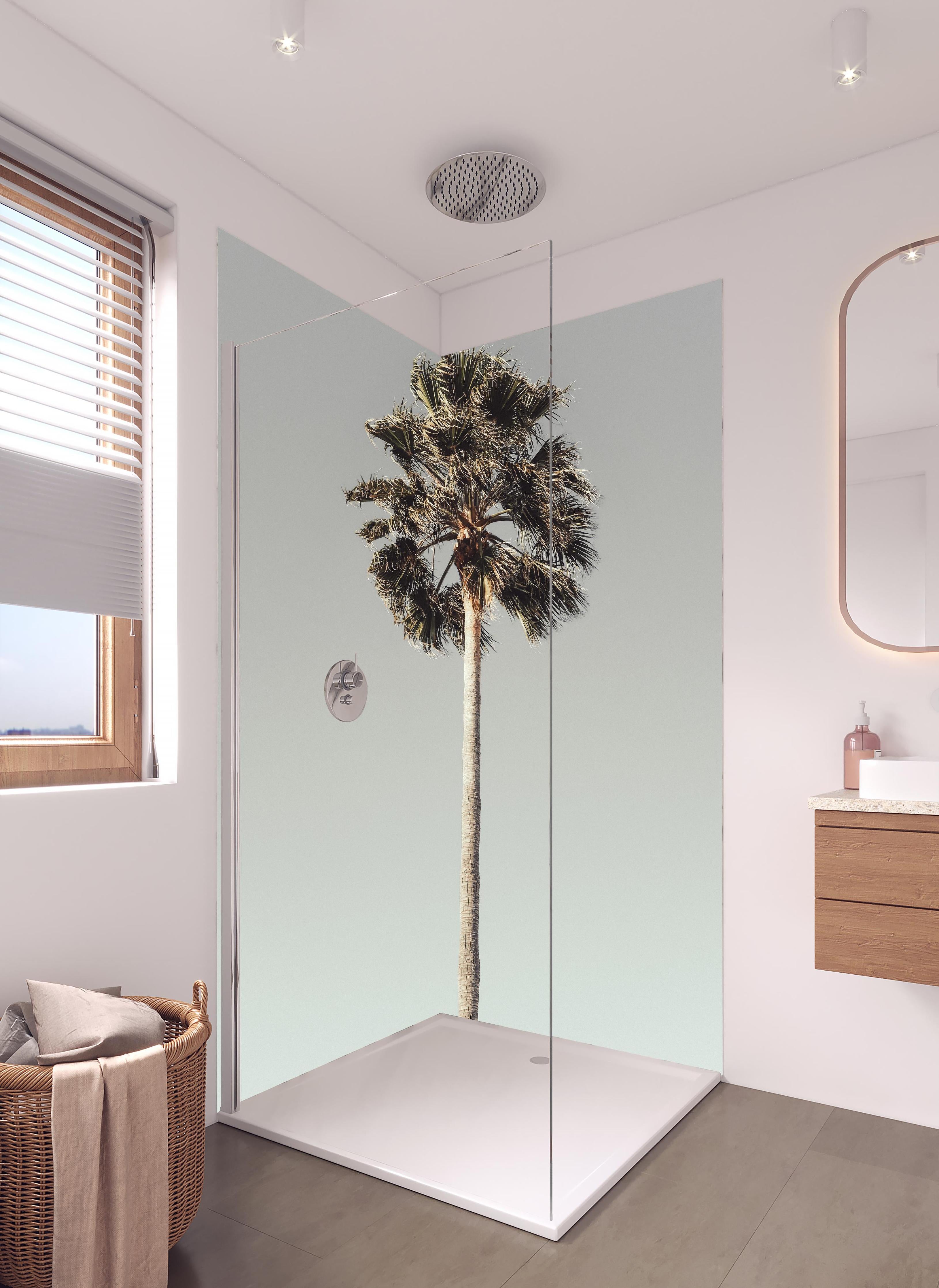 Duschrückwand - Einfache Palme in hellem Badezimmer mit Regenduschkopf - zweiteilige Eck-Duschrückwand