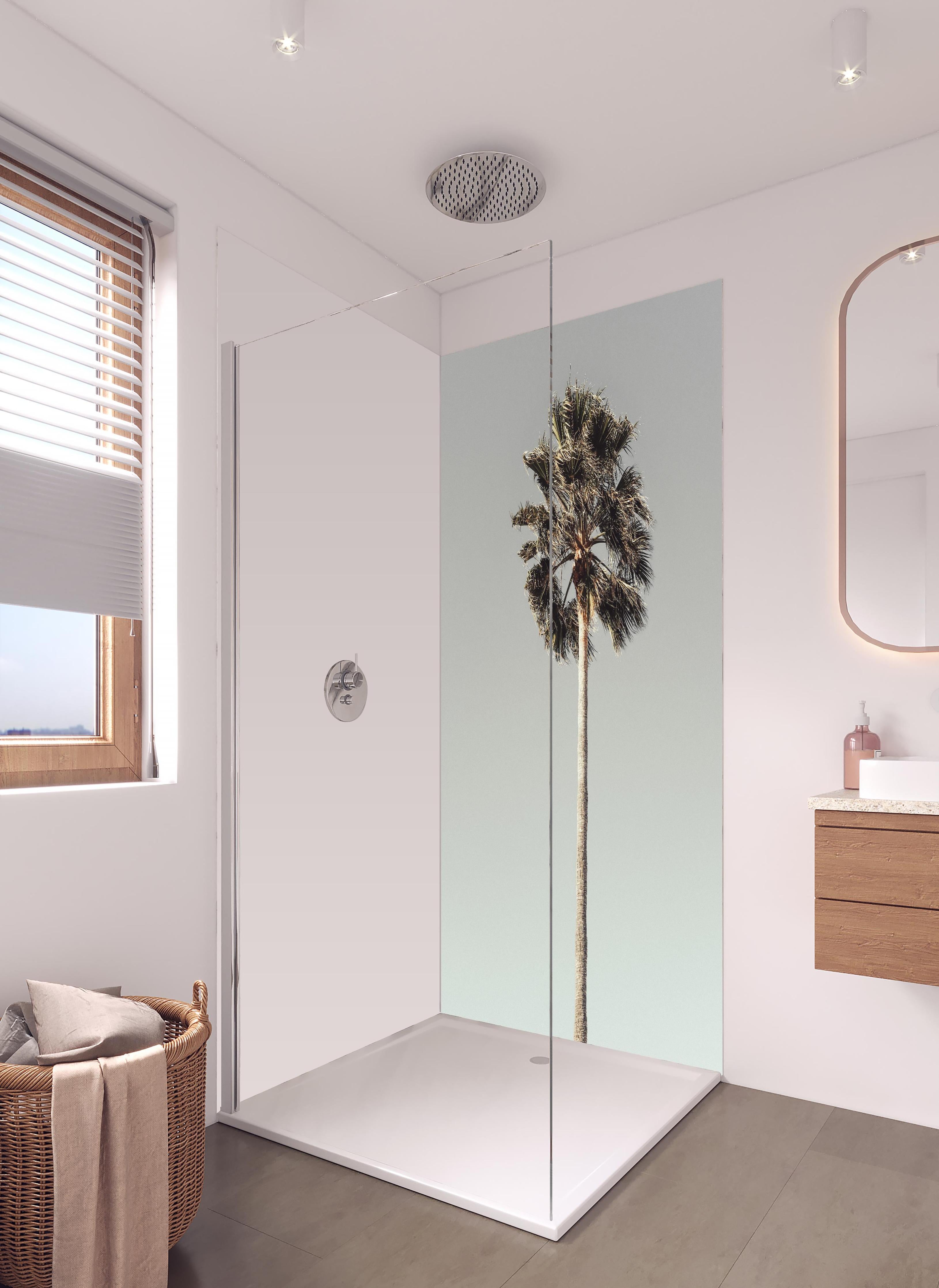 Duschrückwand - Einfache Palme in hellem Badezimmer mit Regenduschkopf - zweiteilige Eck-Duschrückwand