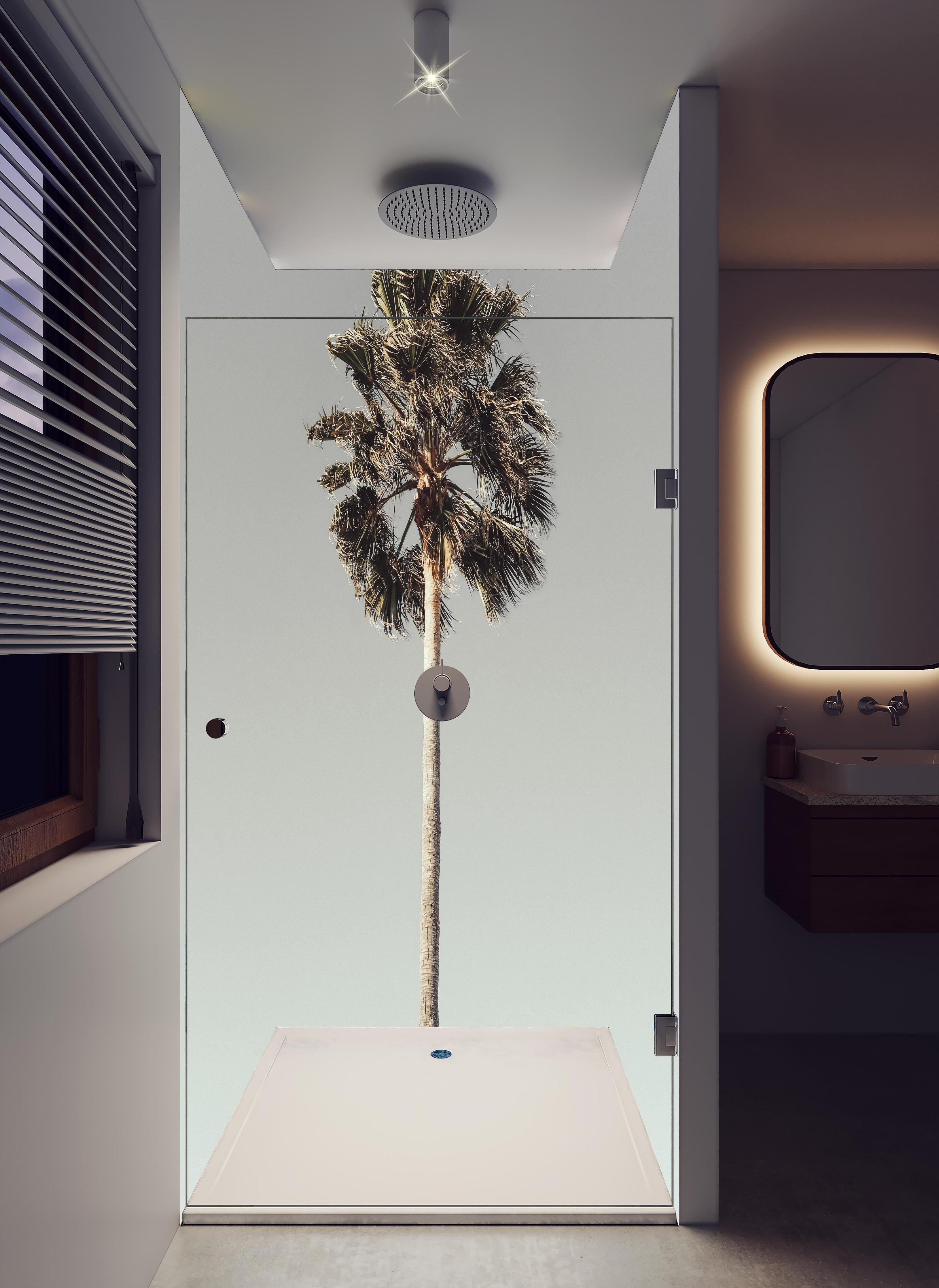 Duschrückwand - Einfache Palme in hellem Badezimmer mit Regenduschkopf - zweiteilige Eck-Duschrückwand