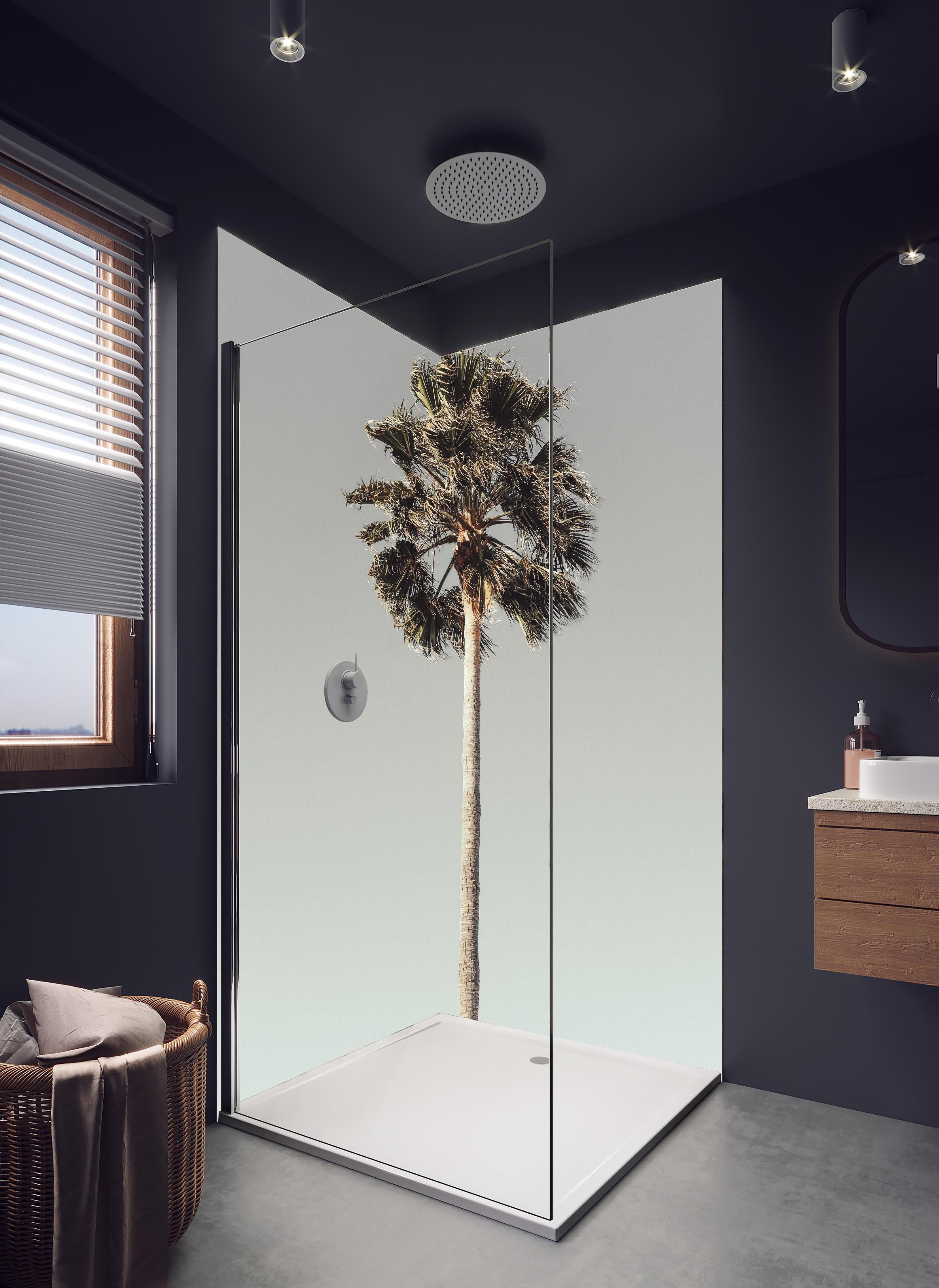 Duschrückwand - Einfache Palme in hellem Badezimmer mit Regenduschkopf - zweiteilige Eck-Duschrückwand