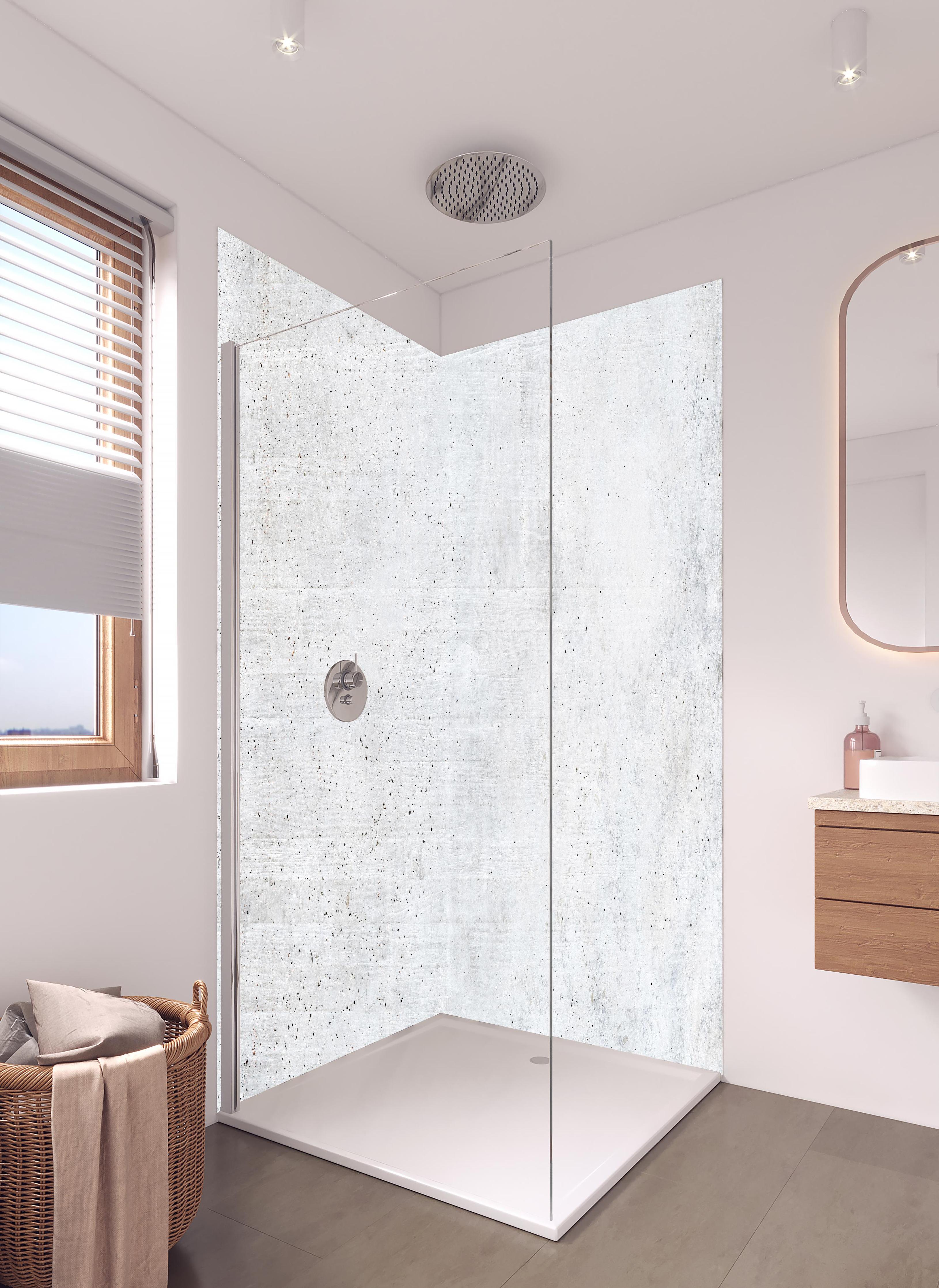 Duschrückwand - Einfache Textur einer weißen Wand in hellem Badezimmer mit Regenduschkopf - zweiteilige Eck-Duschrückwand