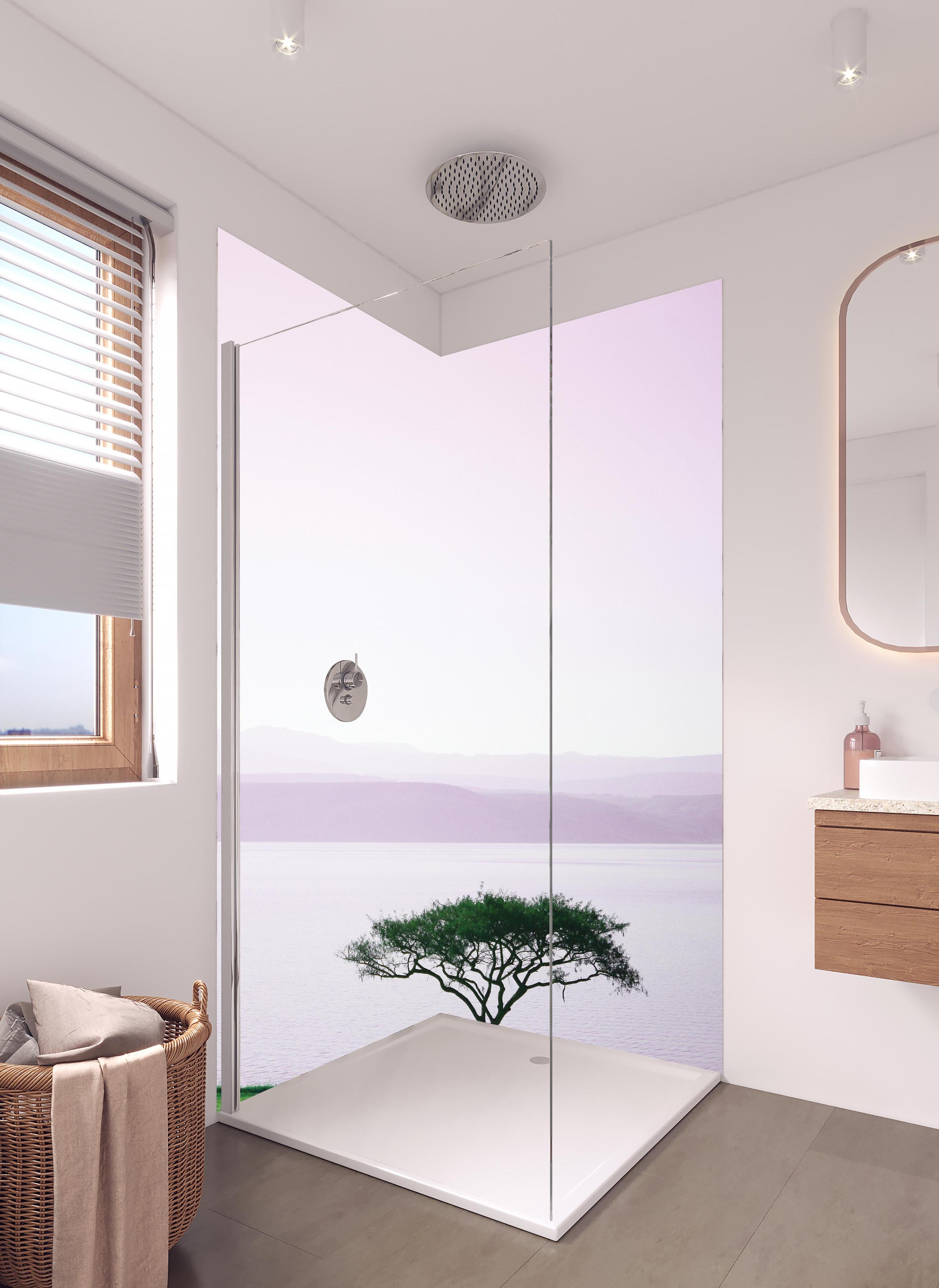 Duschrückwand - Einsamer Baum bei Morgengrauen am Meer in hellem Badezimmer mit Regenduschkopf - zweiteilige Eck-Duschrückwand