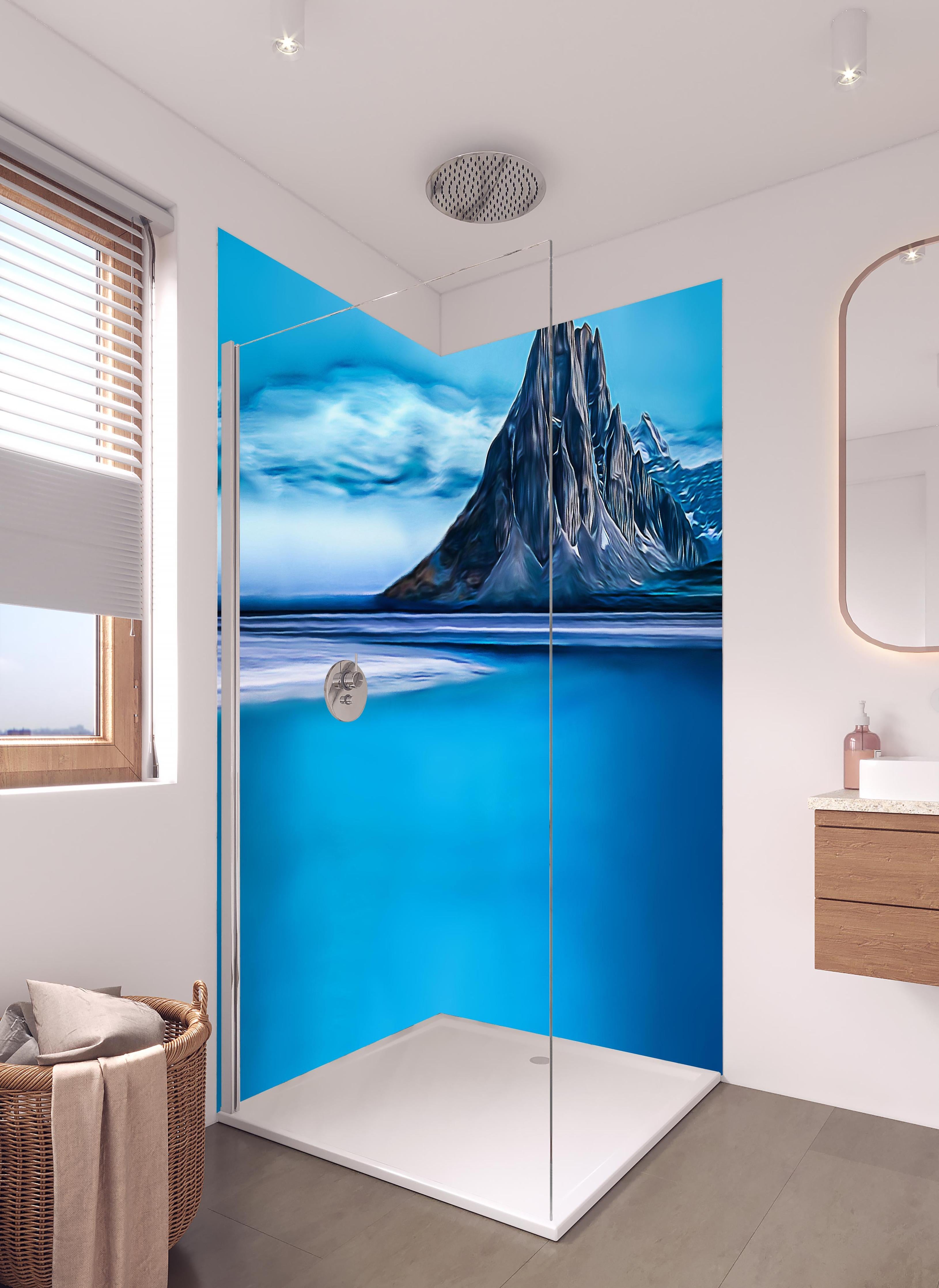 Duschrückwand - Eisberg und Spiegelglanz in Blautönen in hellem Badezimmer mit Regenduschkopf - zweiteilige Eck-Duschrückwand