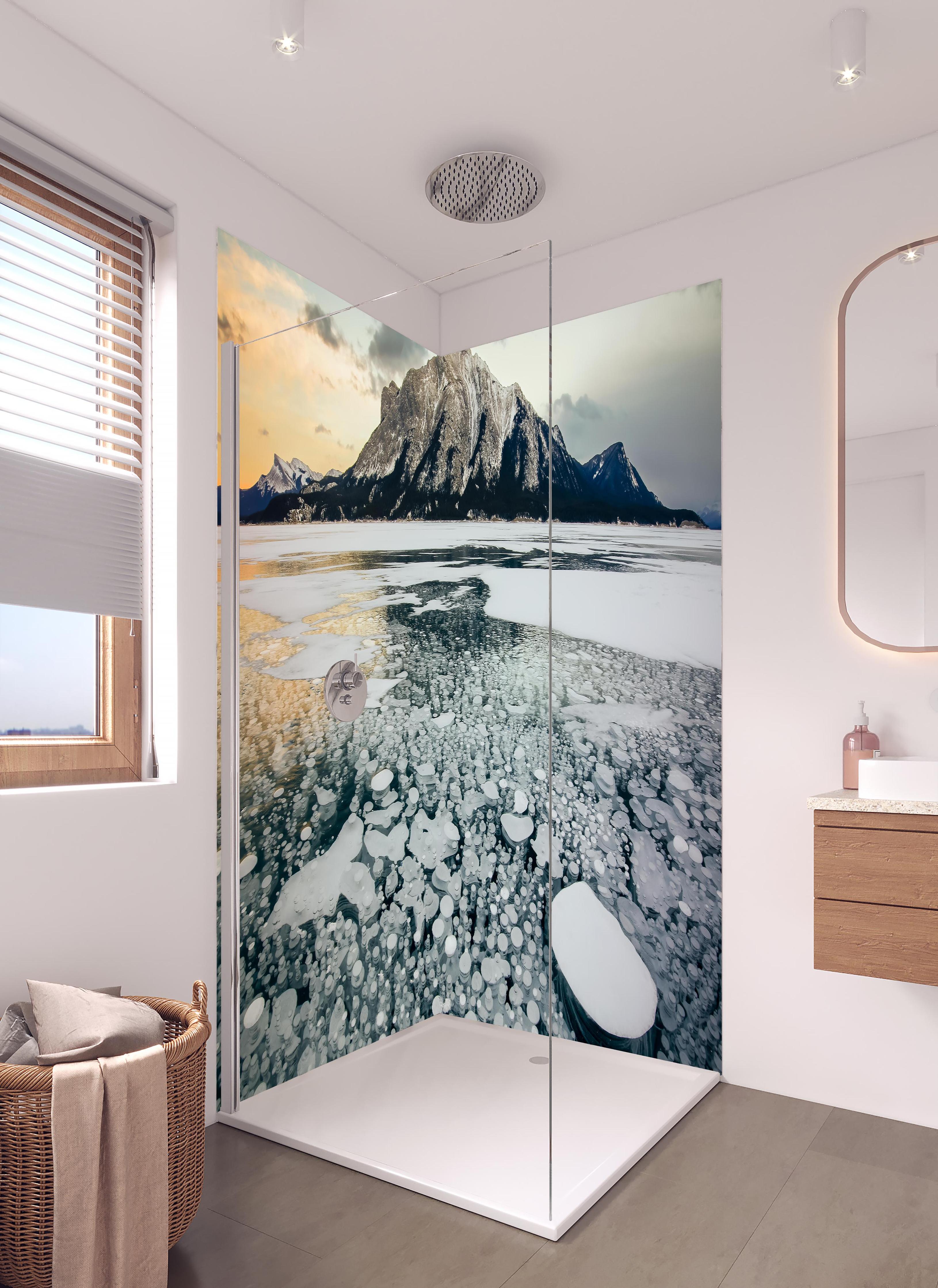 Duschrückwand - Eisblasen im gefrorenen Bergsee bei Sonnenuntergang in hellem Badezimmer mit Regenduschkopf - zweiteilige Eck-Duschrückwand