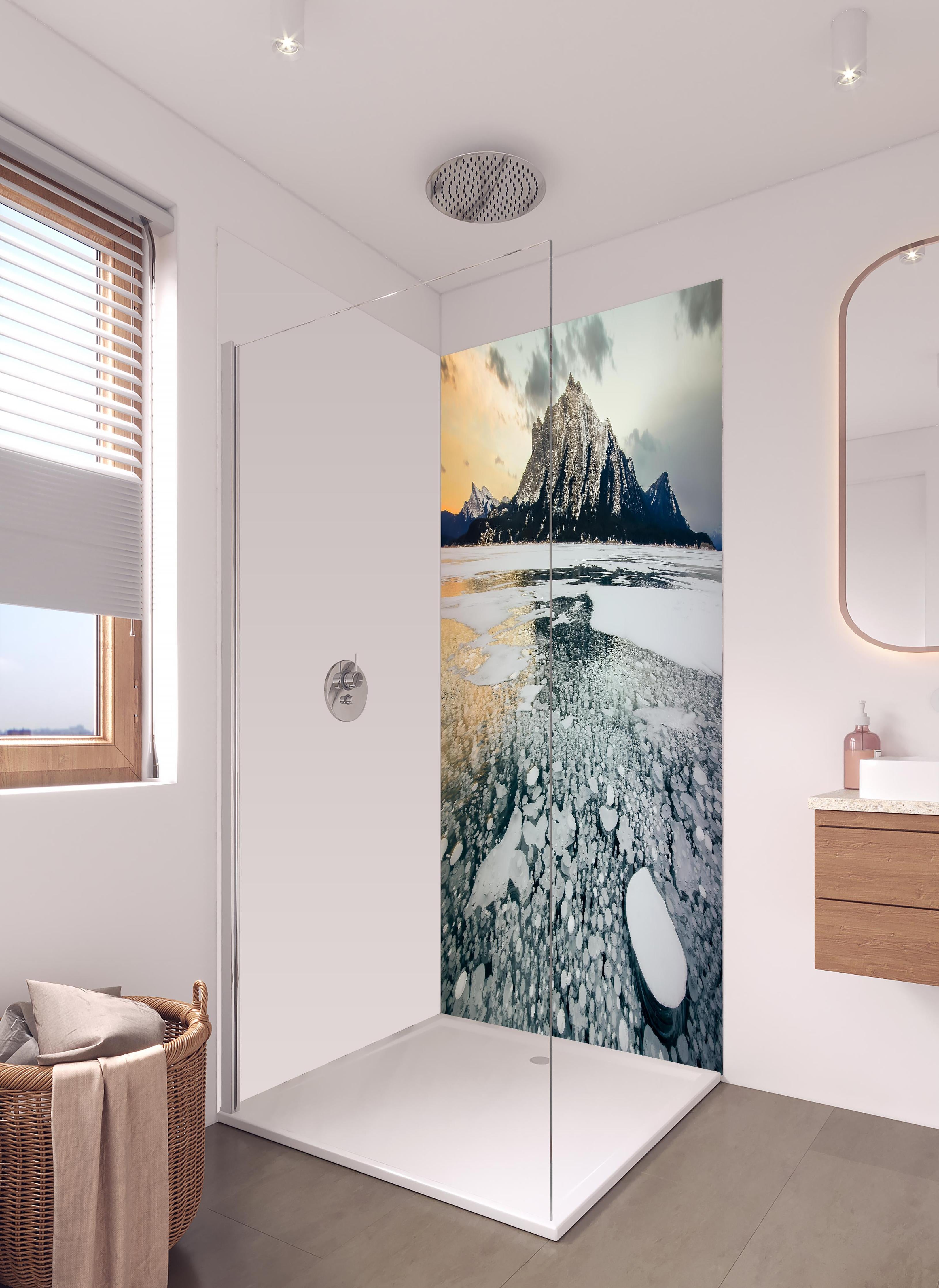 Duschrückwand - Eisblasen im gefrorenen Bergsee bei Sonnenuntergang in hellem Badezimmer mit Regenduschkopf - zweiteilige Eck-Duschrückwand