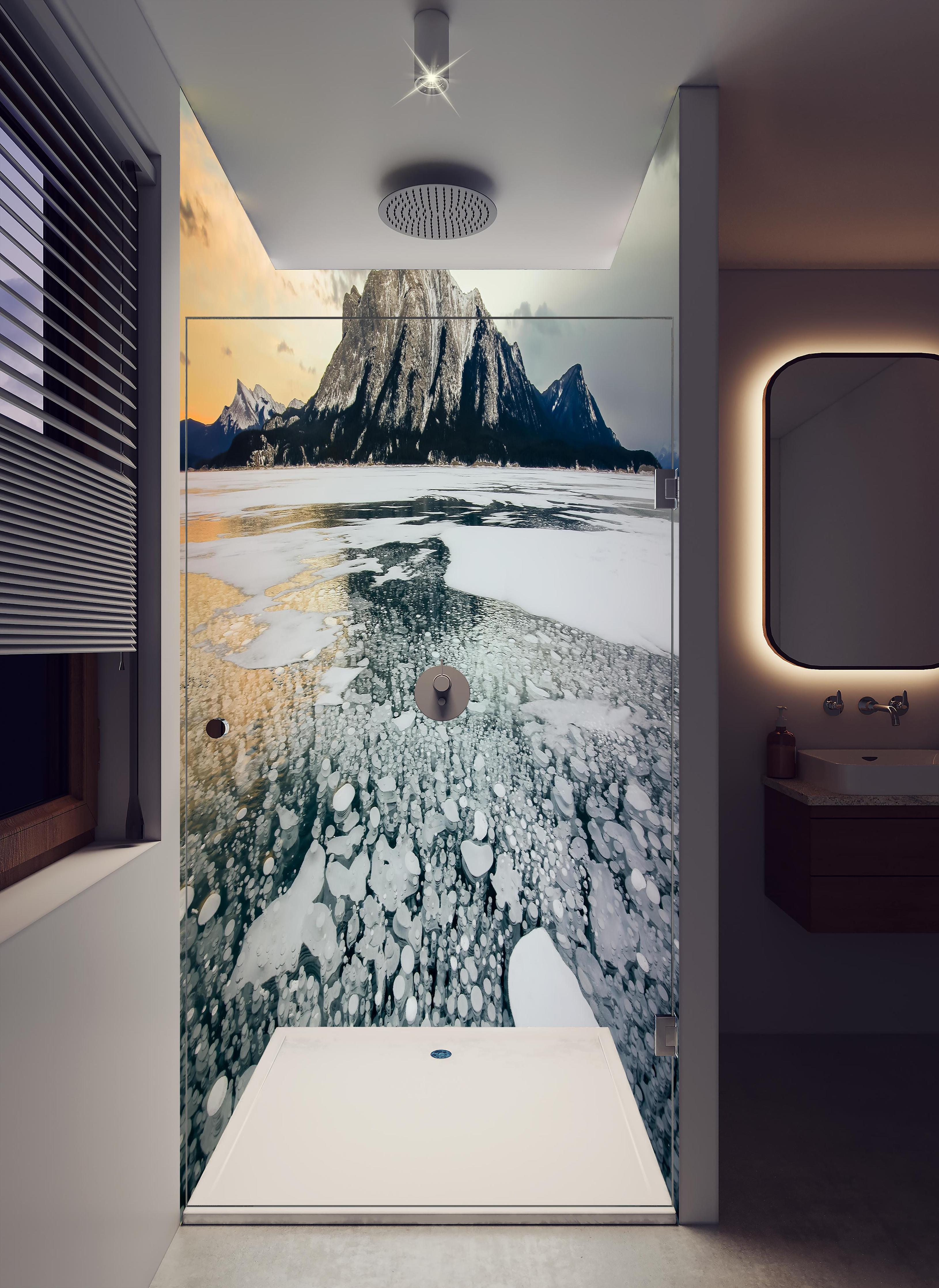 Duschrückwand - Eisblasen im gefrorenen Bergsee bei Sonnenuntergang in hellem Badezimmer mit Regenduschkopf - zweiteilige Eck-Duschrückwand