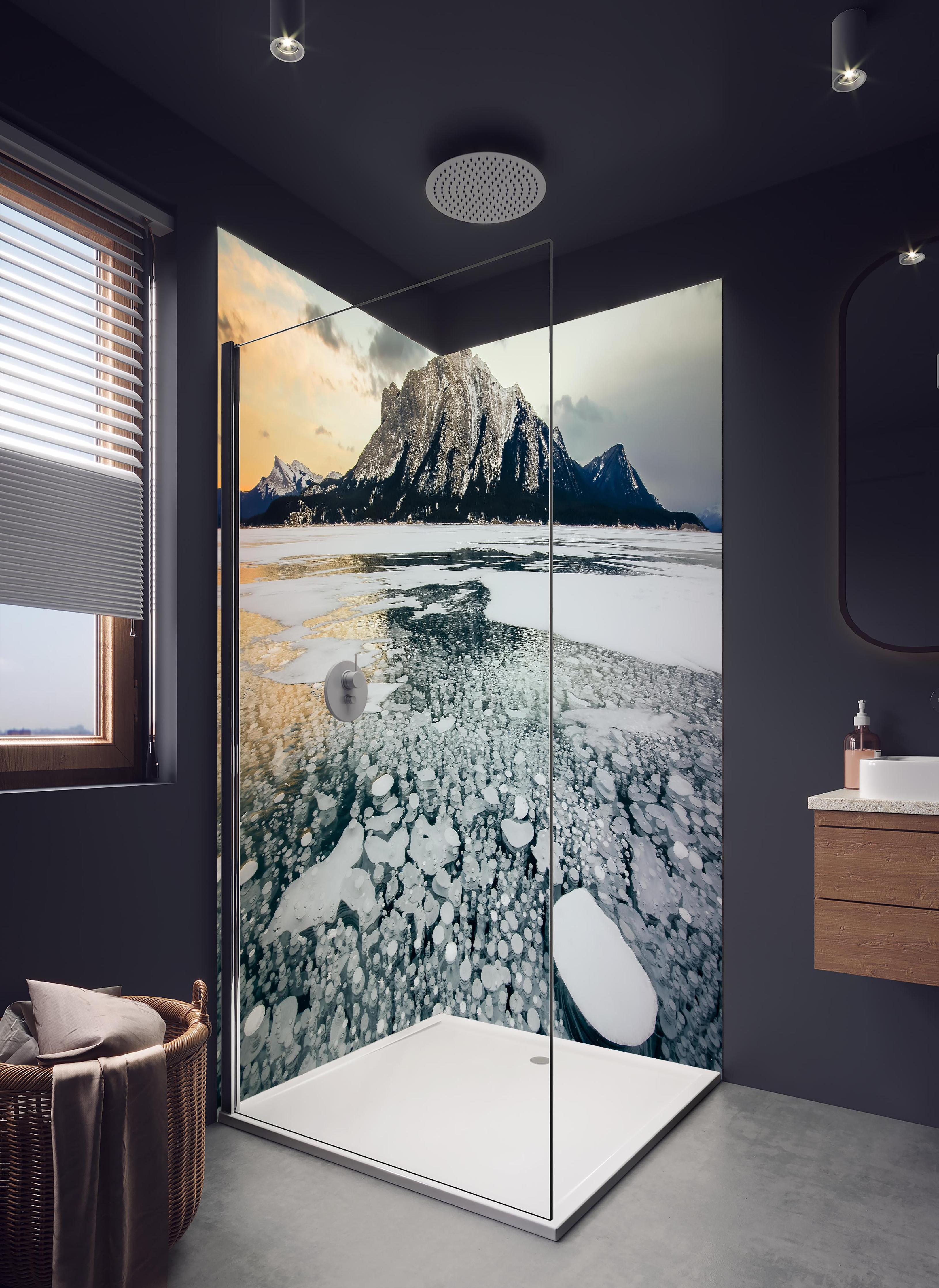 Duschrückwand - Eisblasen im gefrorenen Bergsee bei Sonnenuntergang in hellem Badezimmer mit Regenduschkopf - zweiteilige Eck-Duschrückwand