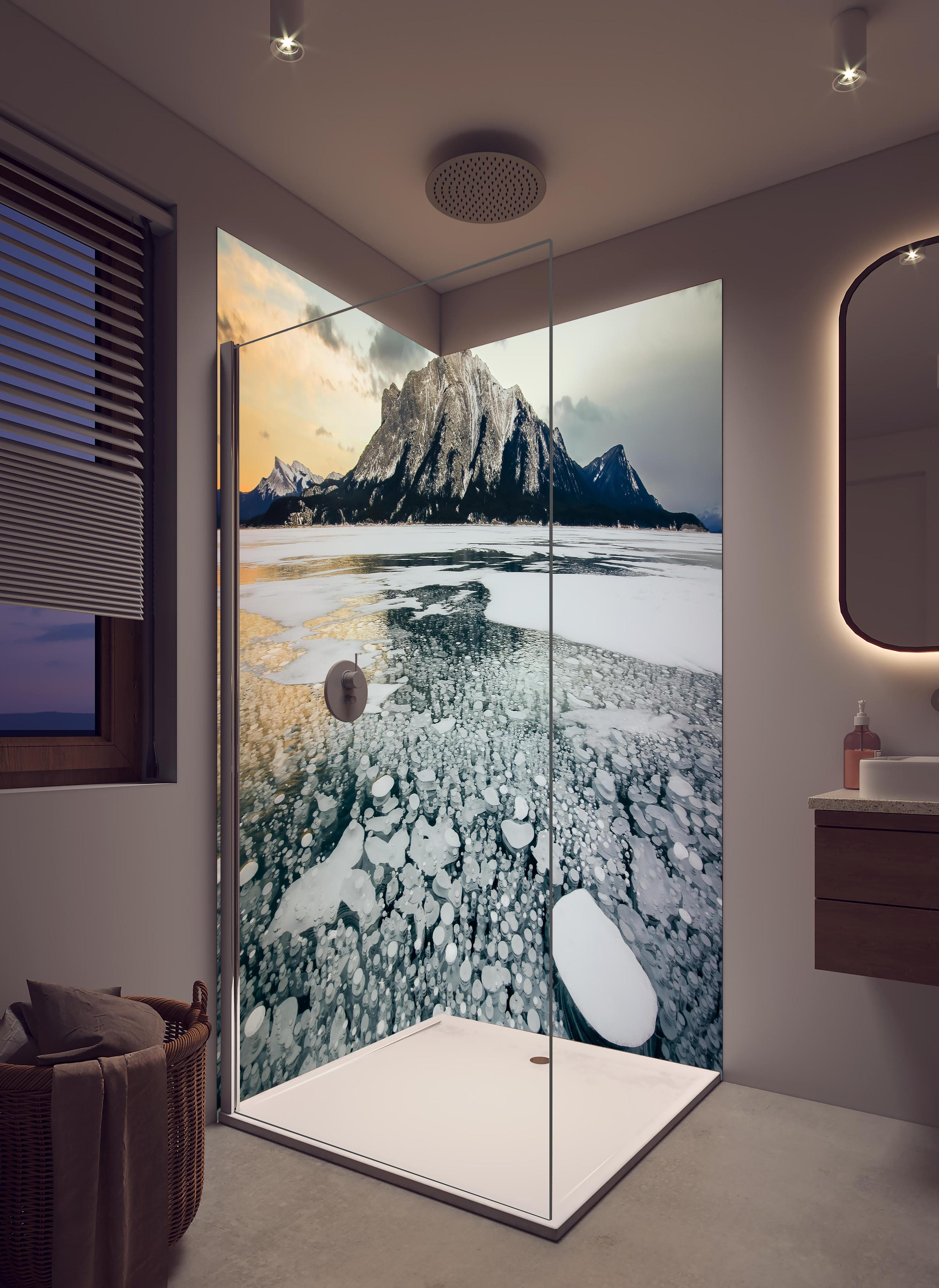 Duschrückwand - Eisblasen im gefrorenen Bergsee bei Sonnenuntergang in hellem Badezimmer mit Regenduschkopf - zweiteilige Eck-Duschrückwand