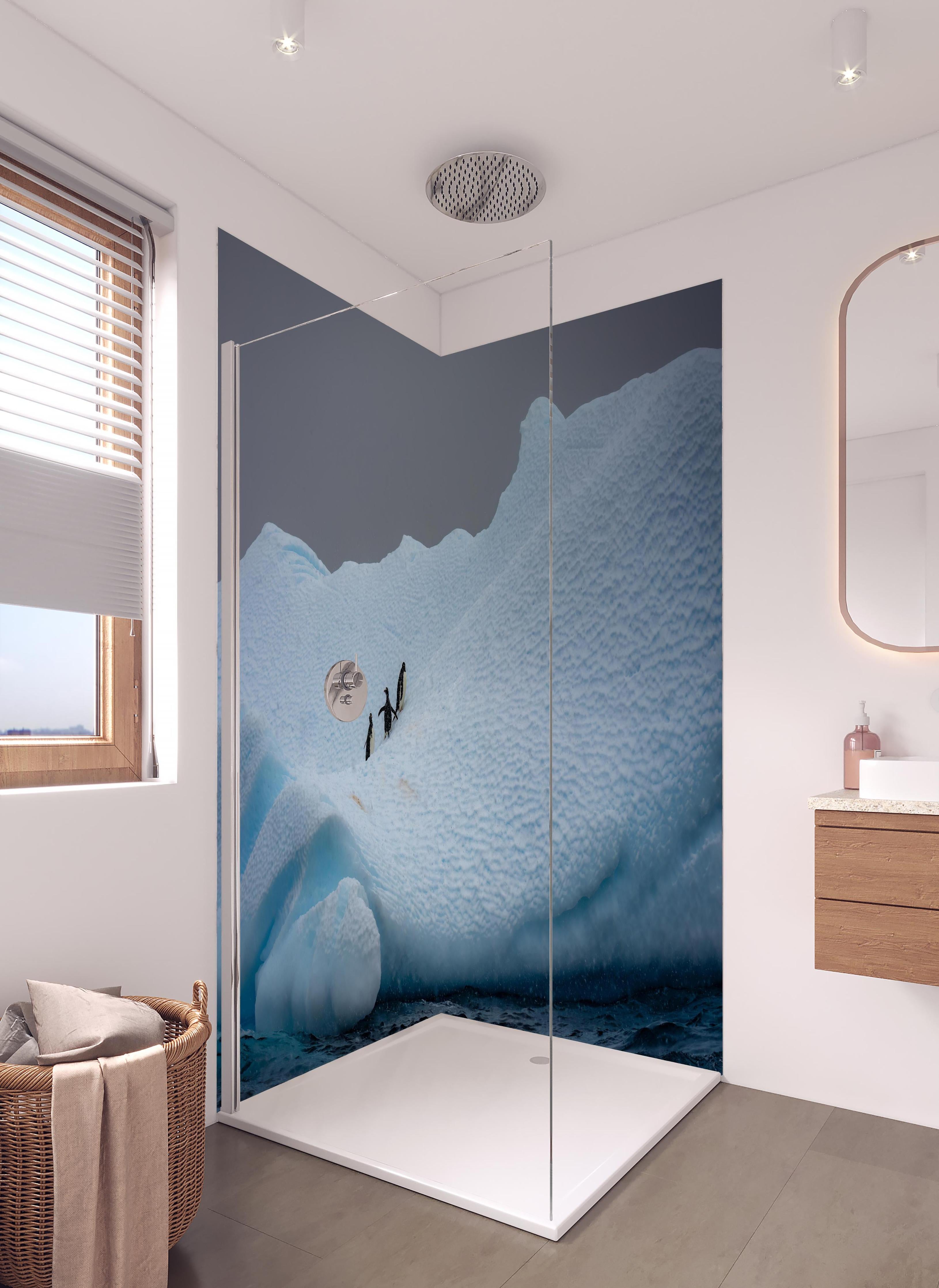 Duschrückwand - Eisige Region - Südpol in hellem Badezimmer mit Regenduschkopf - zweiteilige Eck-Duschrückwand