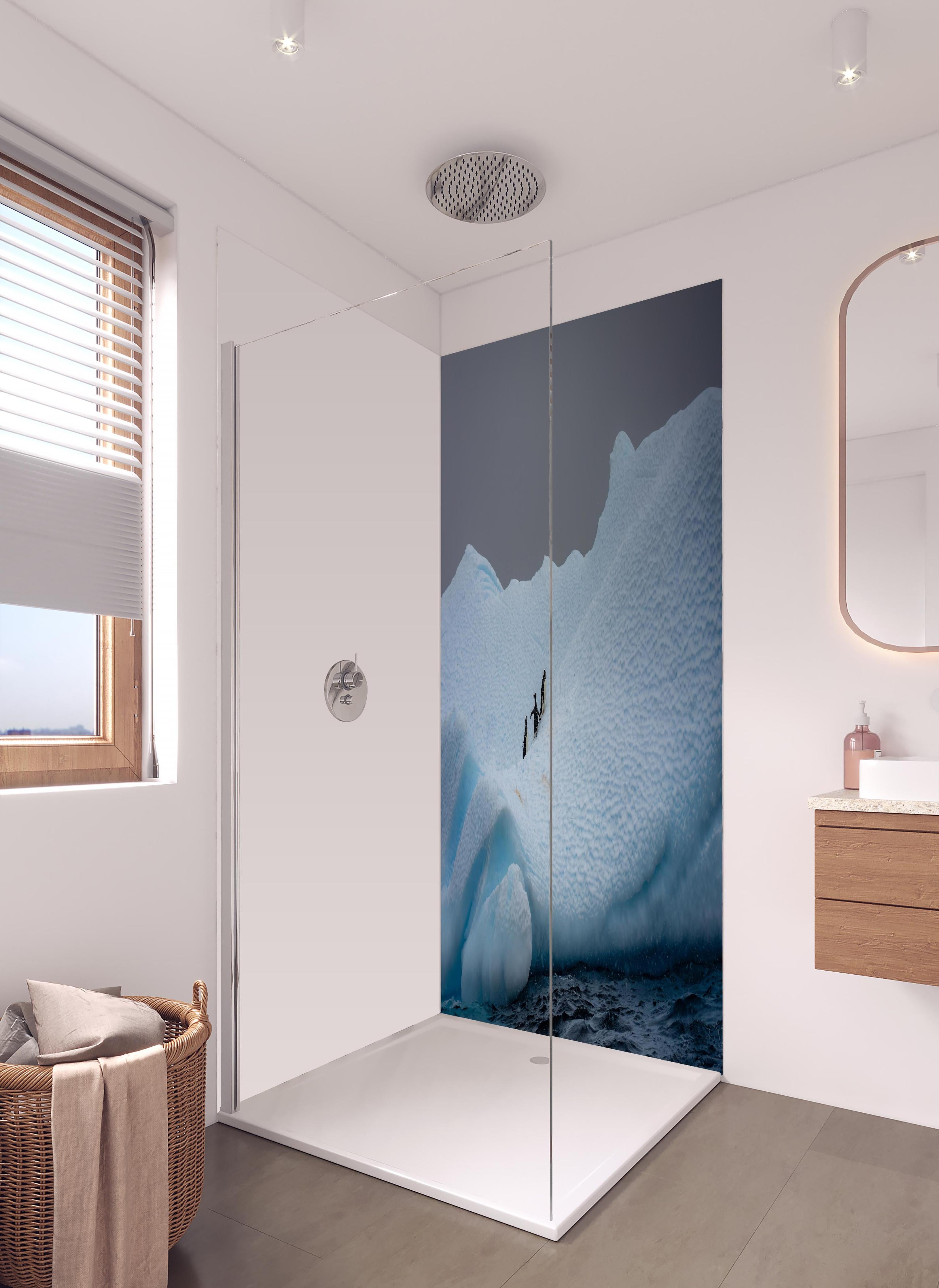 Duschrückwand - Eisige Region - Südpol in hellem Badezimmer mit Regenduschkopf - zweiteilige Eck-Duschrückwand