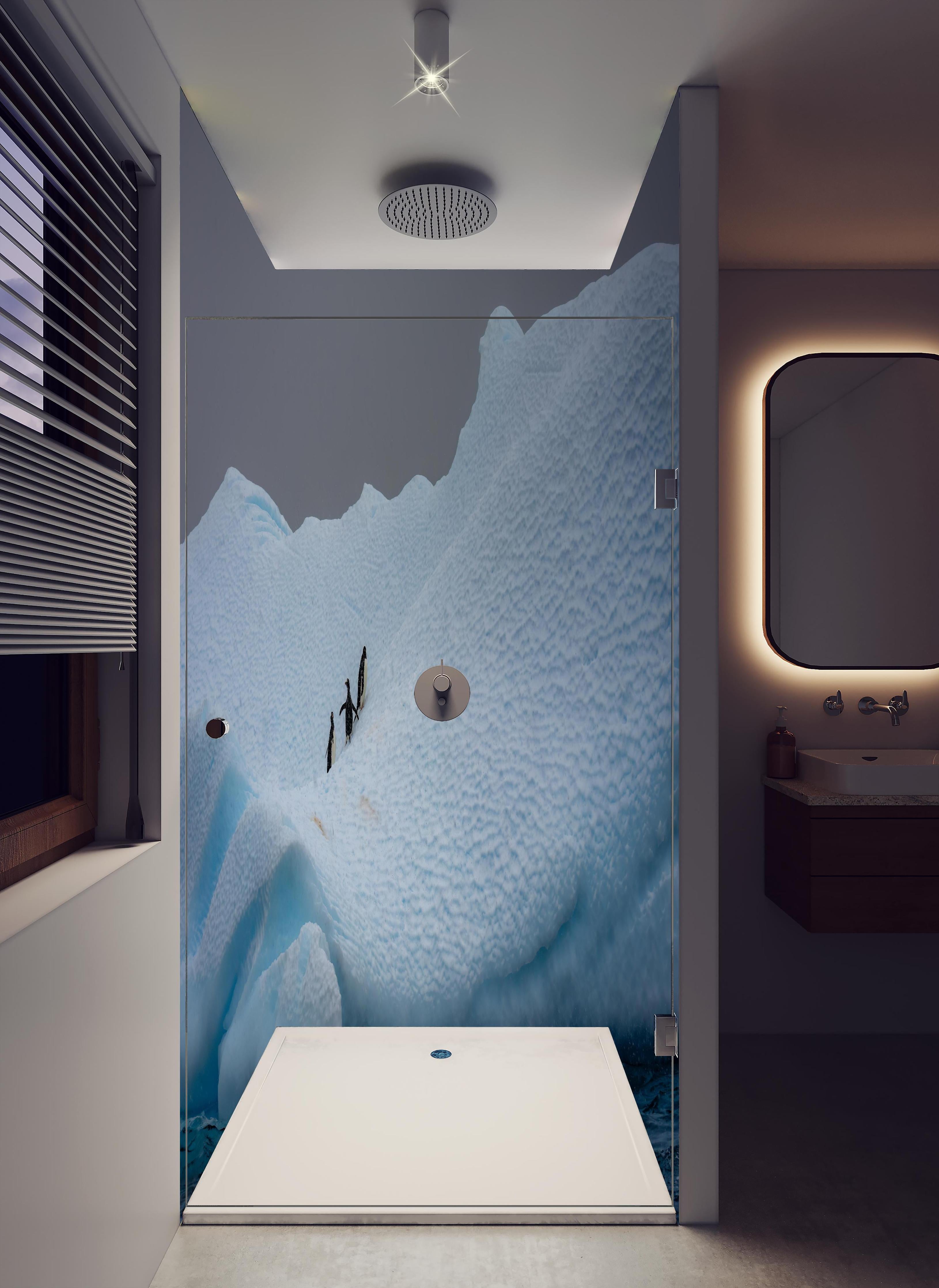 Duschrückwand - Eisige Region - Südpol in hellem Badezimmer mit Regenduschkopf - zweiteilige Eck-Duschrückwand