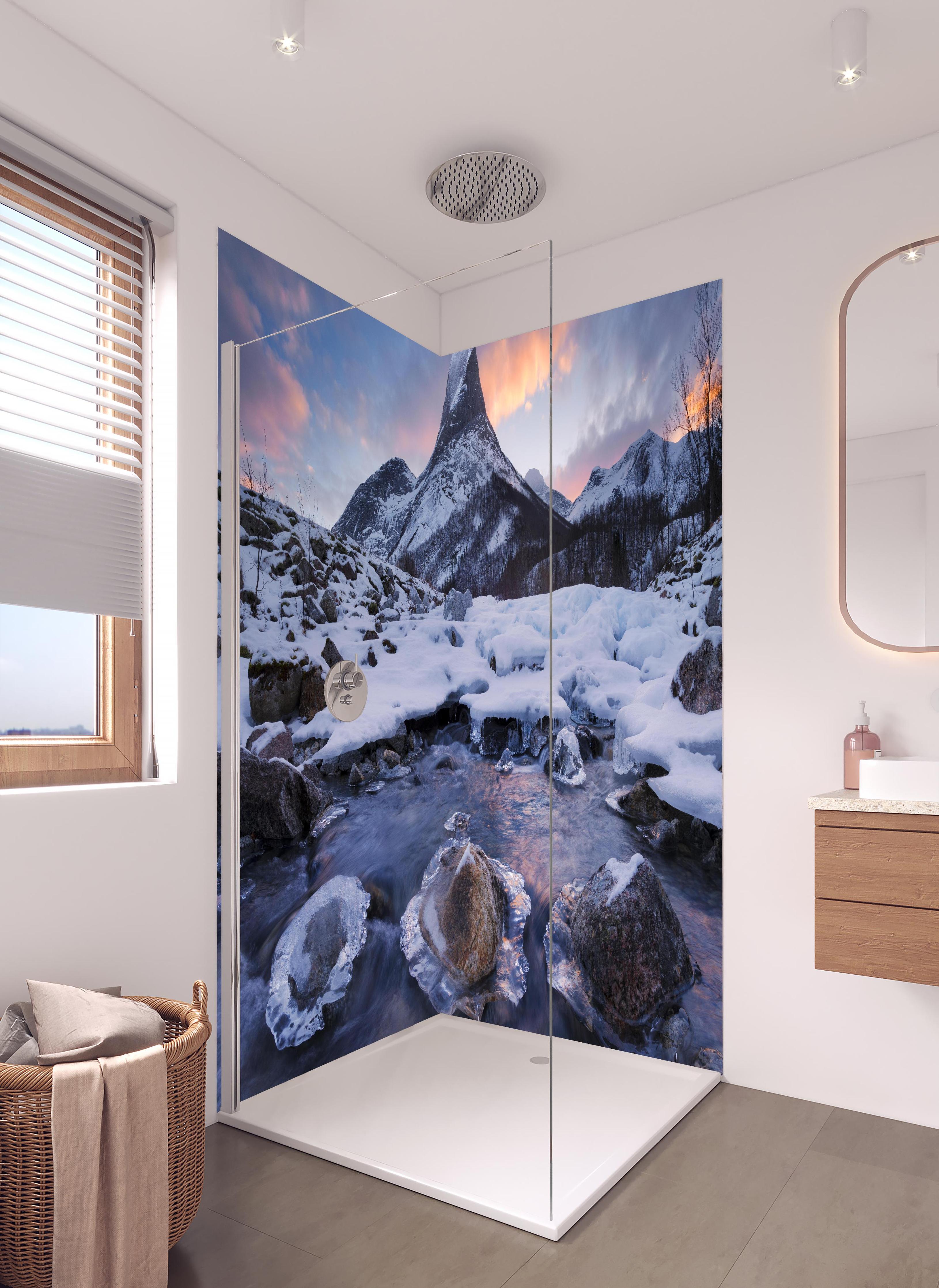 Duschrückwand - Eisige Schneelandschaft am Stetind, Norwegen in hellem Badezimmer mit Regenduschkopf - zweiteilige Eck-Duschrückwand