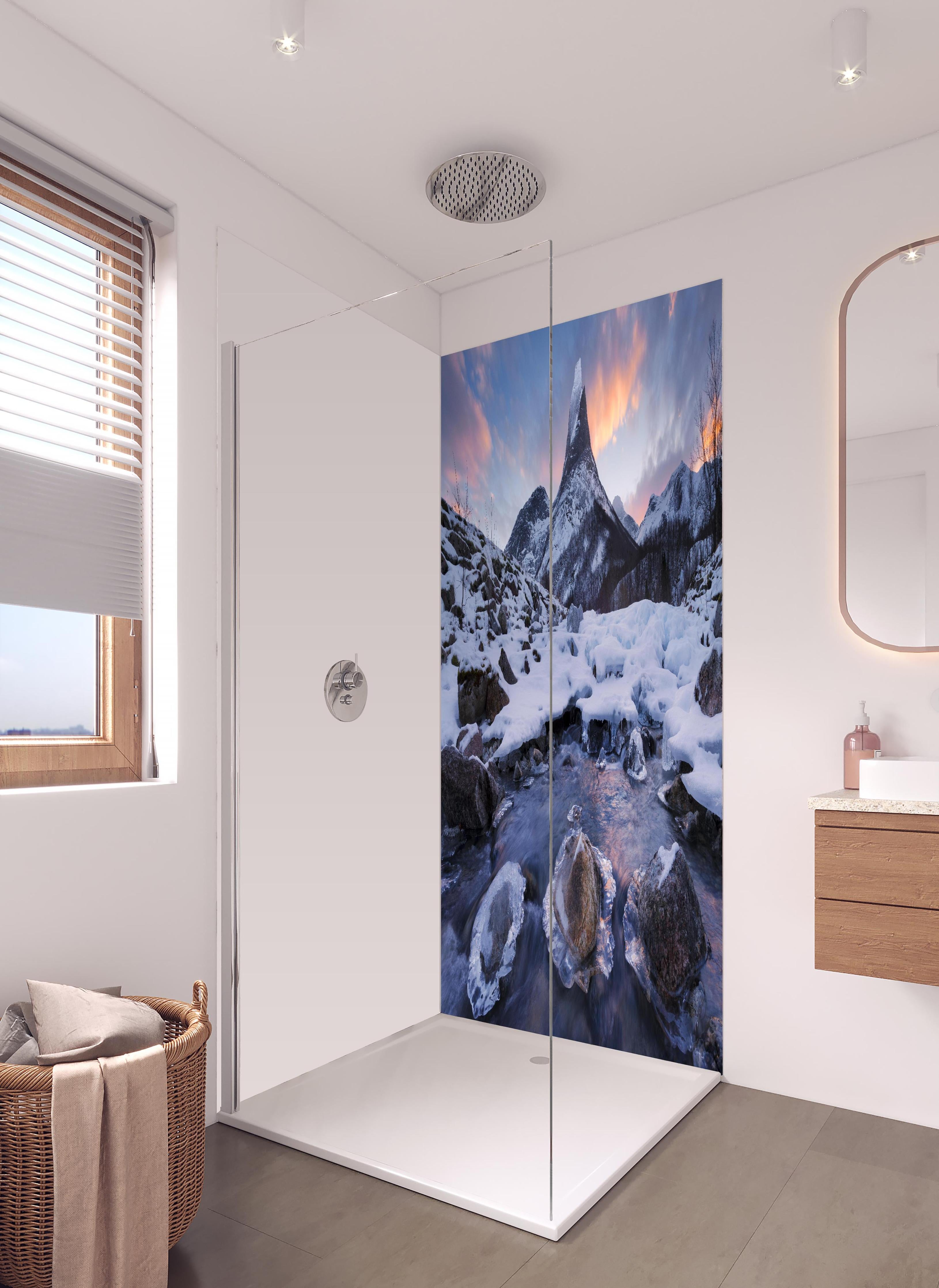 Duschrückwand - Eisige Schneelandschaft am Stetind, Norwegen in hellem Badezimmer mit Regenduschkopf - zweiteilige Eck-Duschrückwand