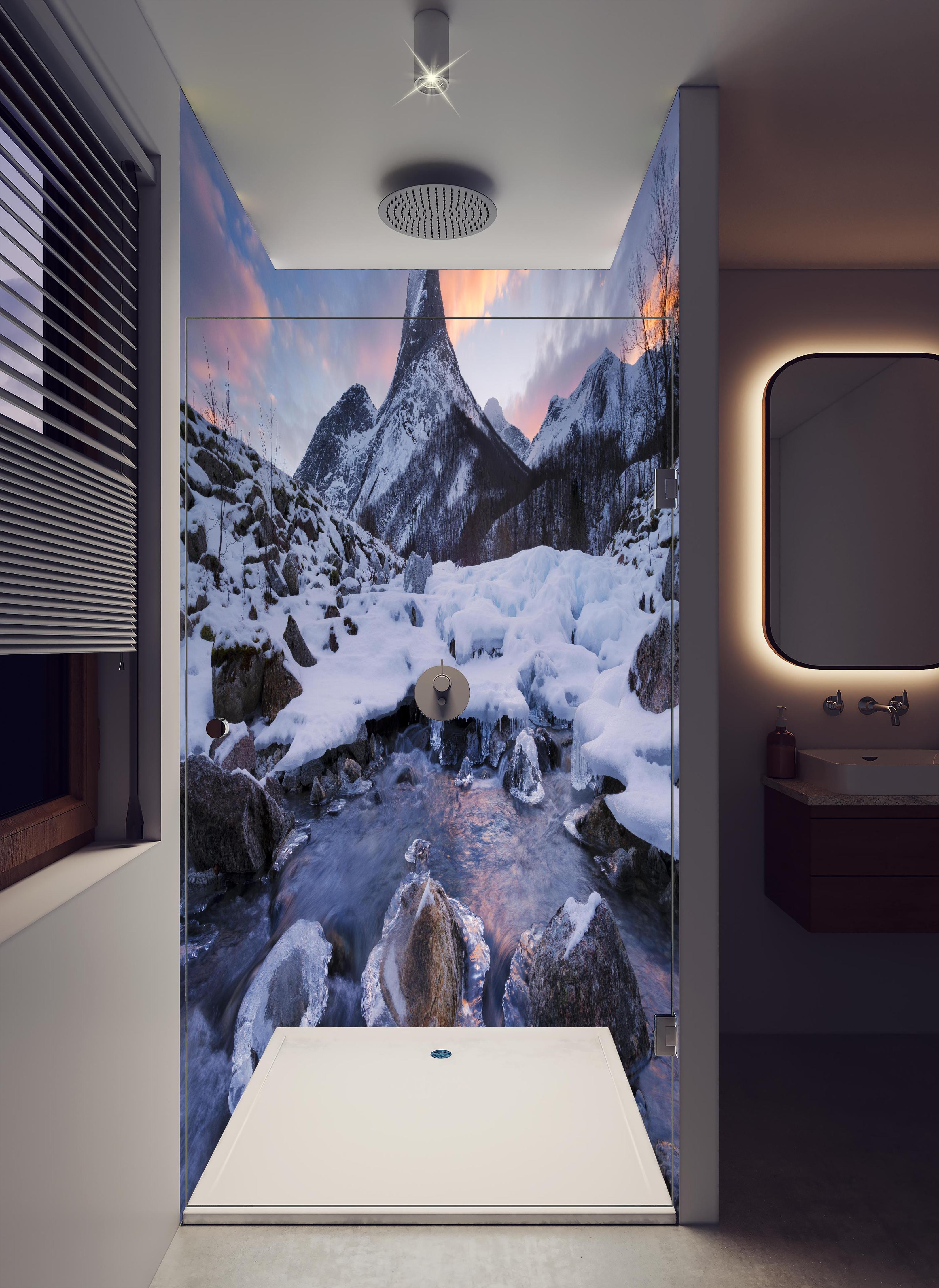 Duschrückwand - Eisige Schneelandschaft am Stetind, Norwegen in hellem Badezimmer mit Regenduschkopf - zweiteilige Eck-Duschrückwand