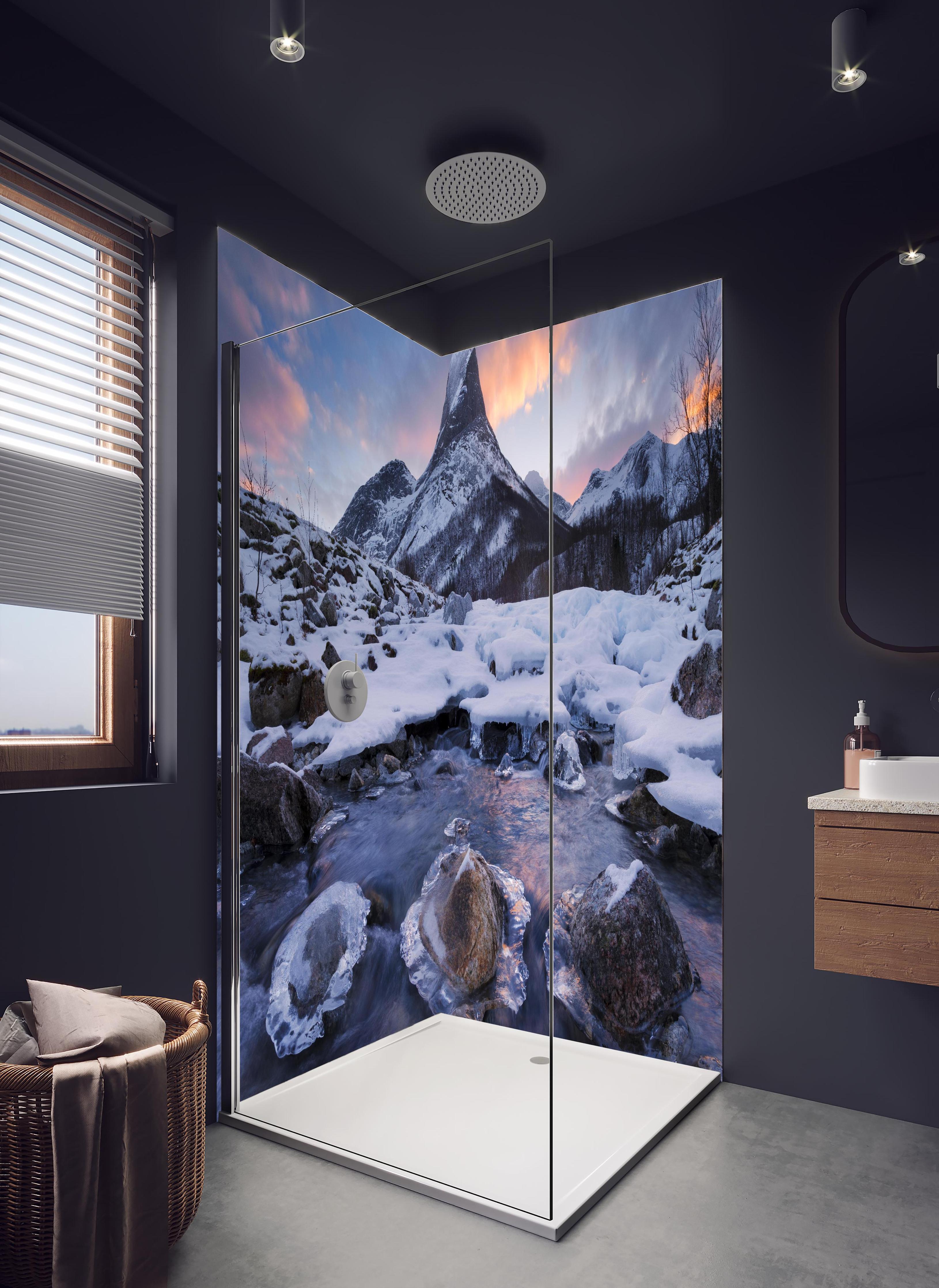 Duschrückwand - Eisige Schneelandschaft am Stetind, Norwegen in hellem Badezimmer mit Regenduschkopf - zweiteilige Eck-Duschrückwand