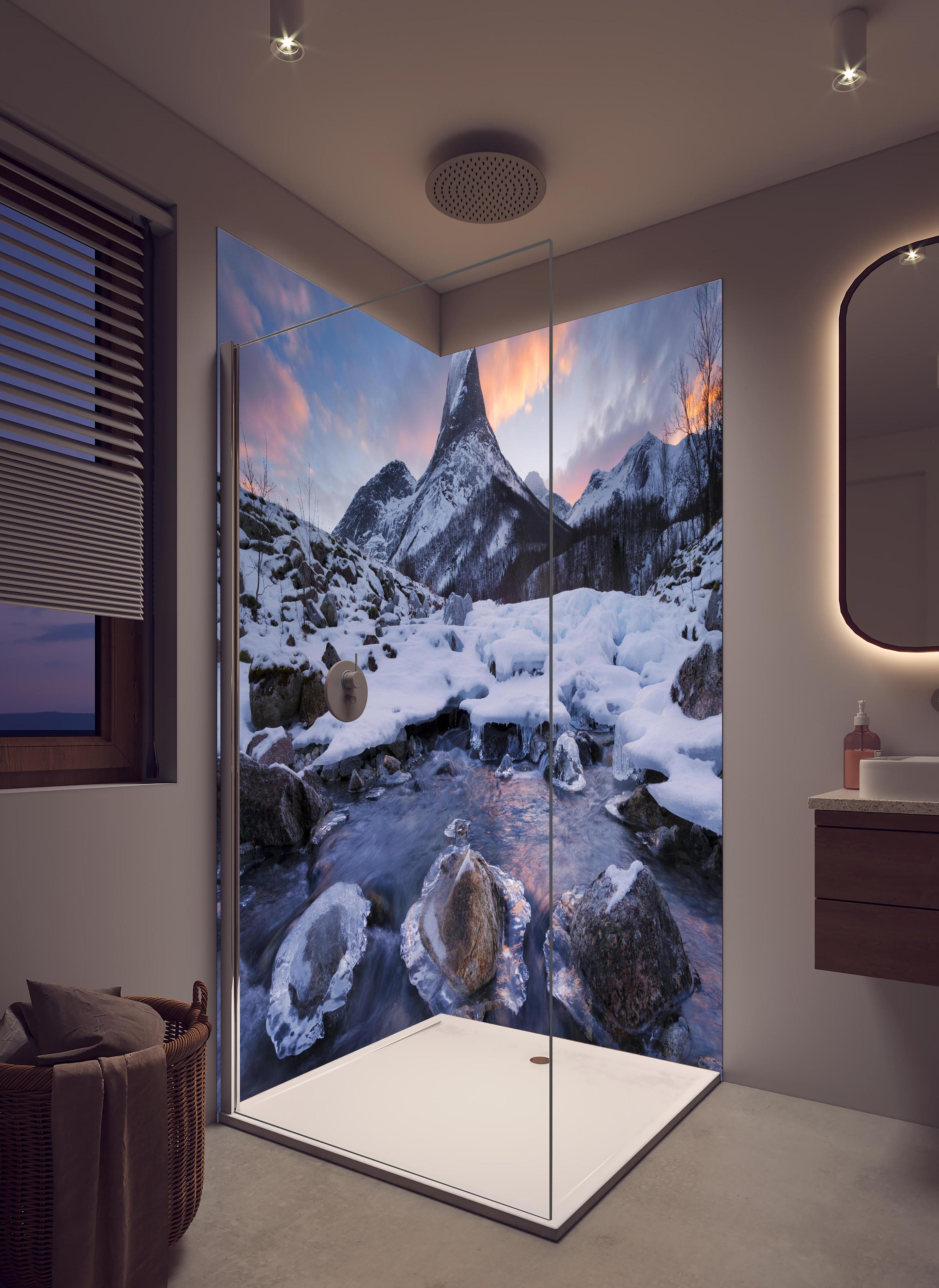 Duschrückwand - Eisige Schneelandschaft am Stetind, Norwegen in hellem Badezimmer mit Regenduschkopf - zweiteilige Eck-Duschrückwand