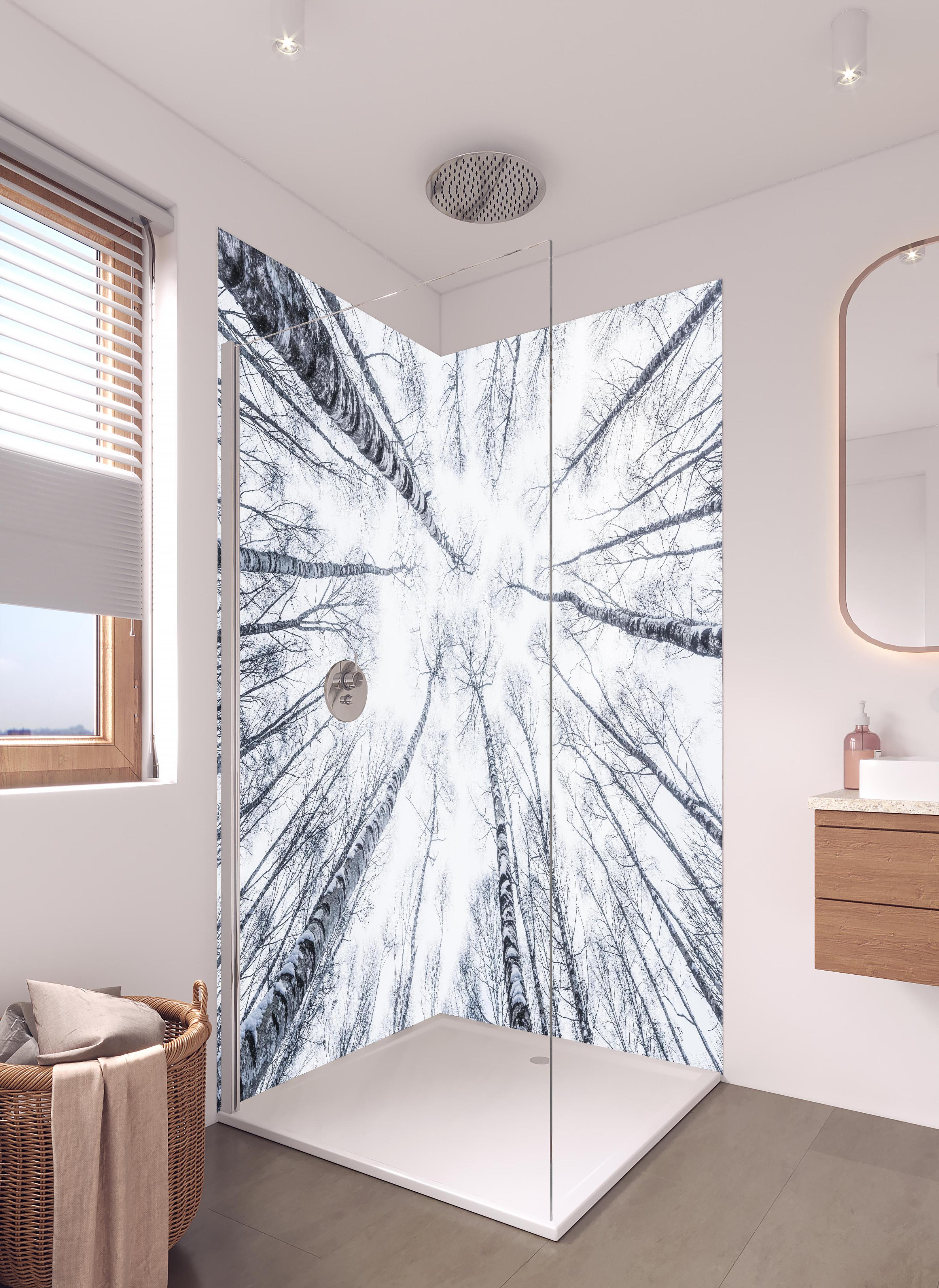 Duschrückwand - Eisiger Wald im Winter in hellem Badezimmer mit Regenduschkopf - zweiteilige Eck-Duschrückwand