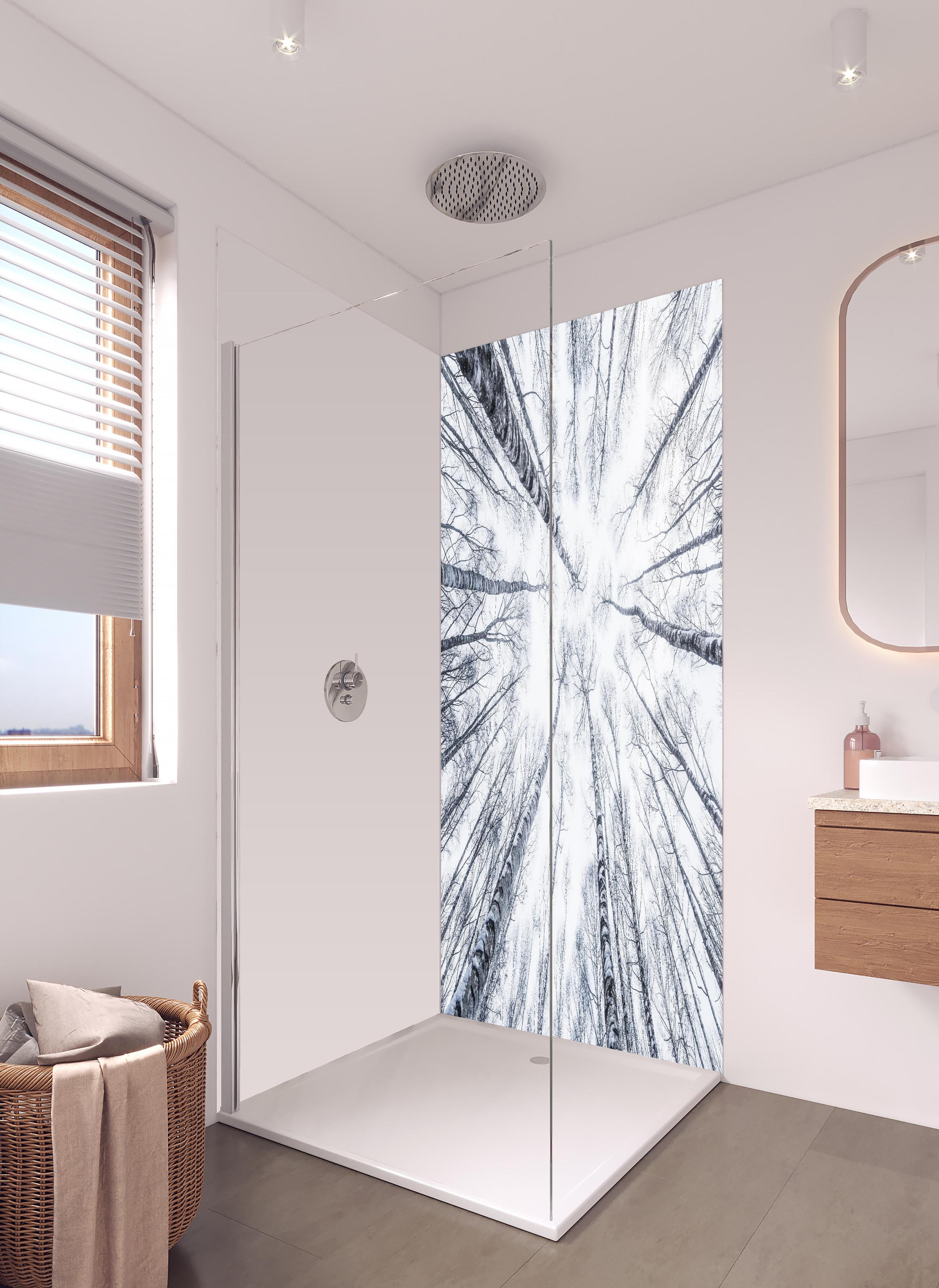 Duschrückwand - Eisiger Wald im Winter in hellem Badezimmer mit Regenduschkopf - zweiteilige Eck-Duschrückwand