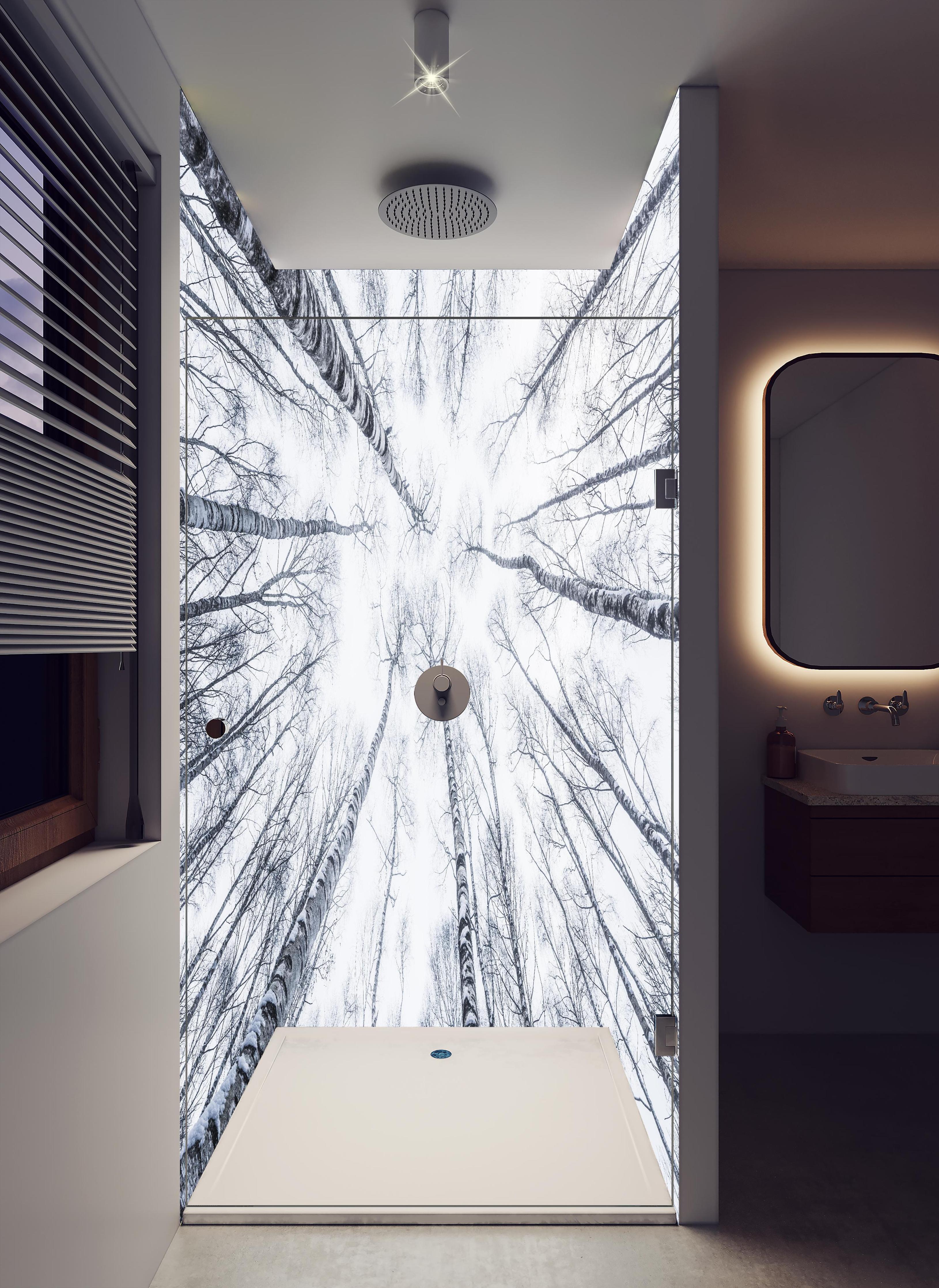 Duschrückwand - Eisiger Wald im Winter in hellem Badezimmer mit Regenduschkopf - zweiteilige Eck-Duschrückwand