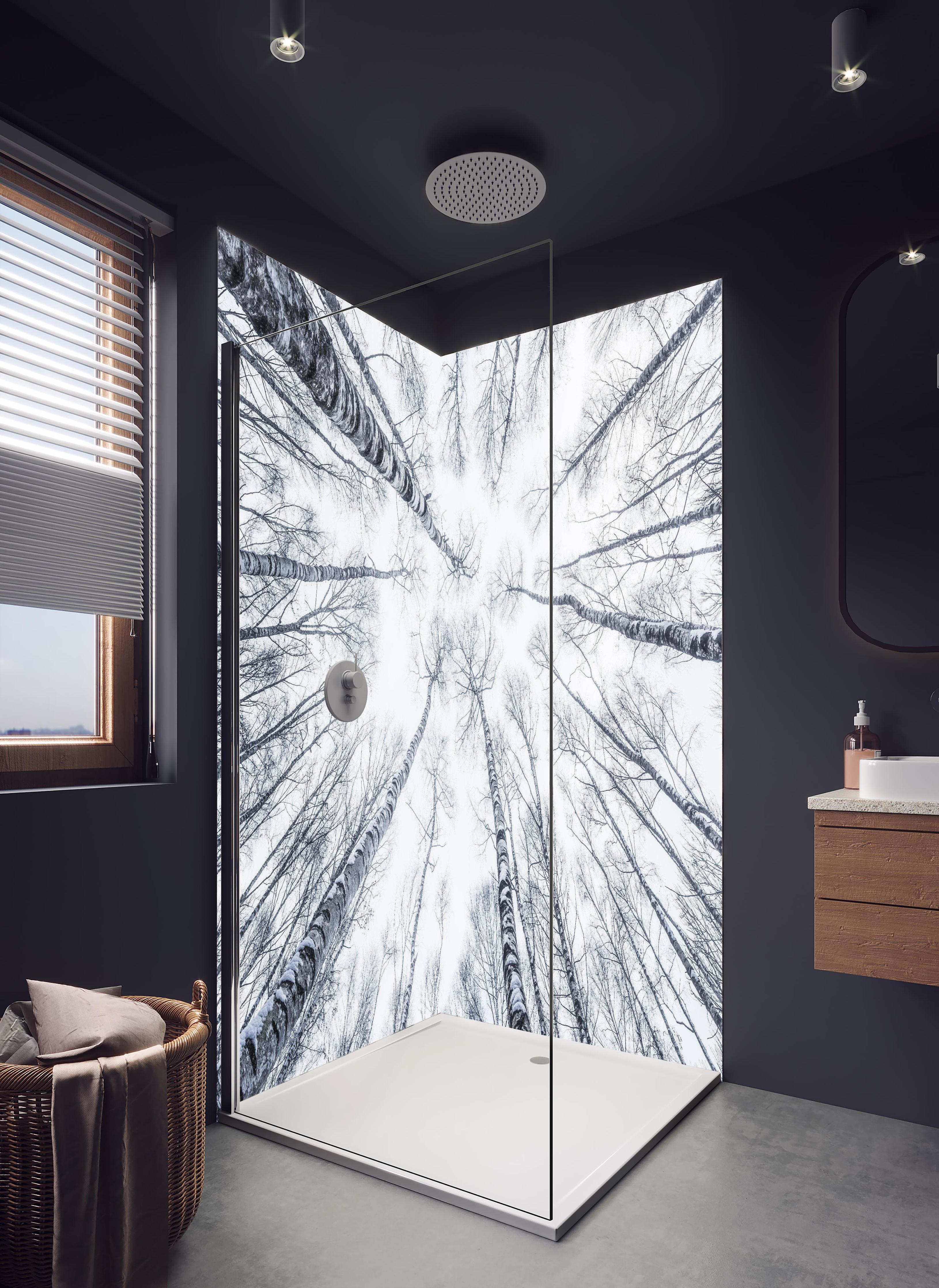 Duschrückwand - Eisiger Wald im Winter in hellem Badezimmer mit Regenduschkopf - zweiteilige Eck-Duschrückwand