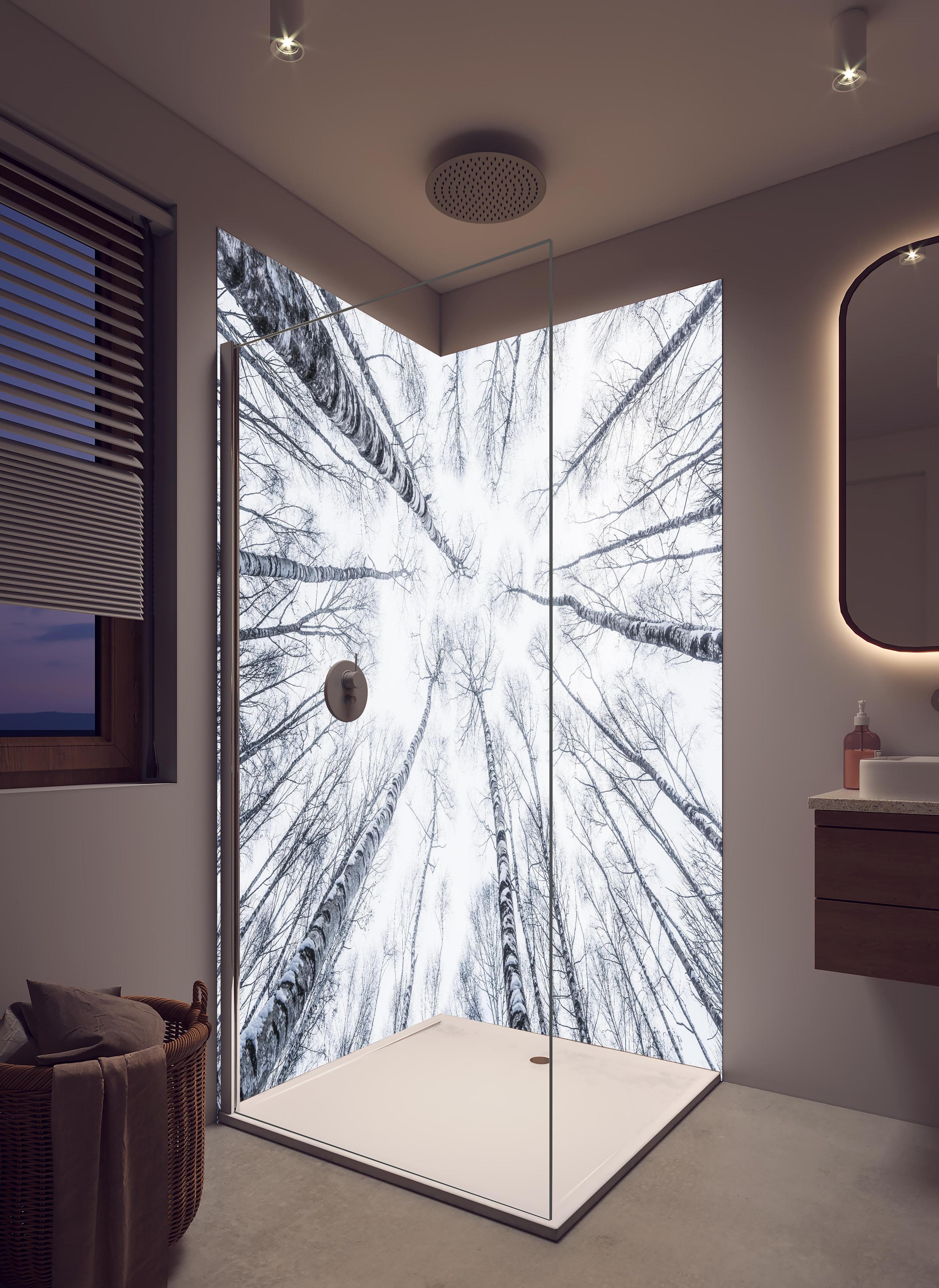Duschrückwand - Eisiger Wald im Winter in hellem Badezimmer mit Regenduschkopf - zweiteilige Eck-Duschrückwand