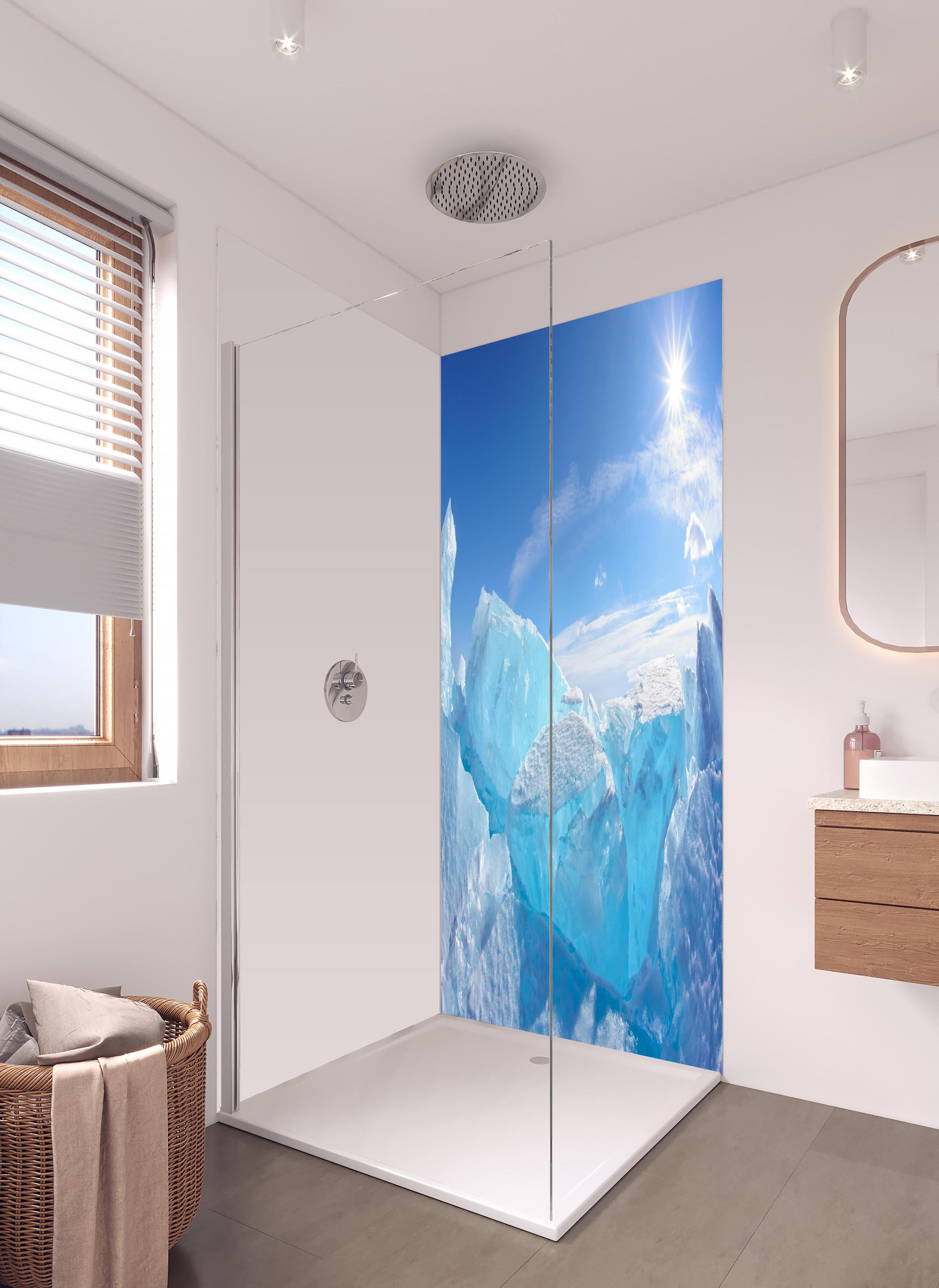 Duschrückwand - Eisriff am Baikalsee in hellem Badezimmer mit Regenduschkopf - zweiteilige Eck-Duschrückwand