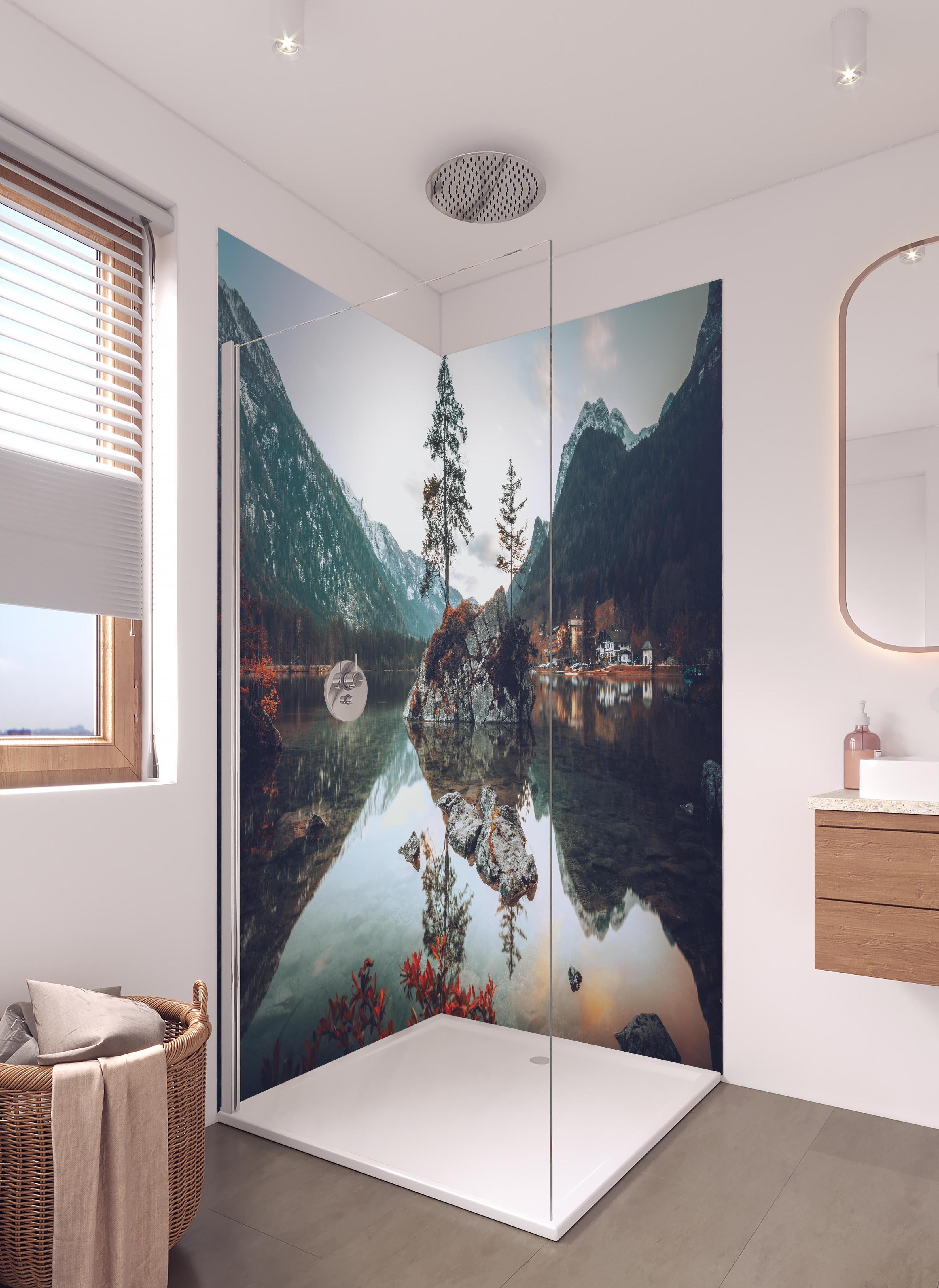 Duschrückwand - Elbsandsteingebirge bei Abendsonne in hellem Badezimmer mit Regenduschkopf - zweiteilige Eck-Duschrückwand