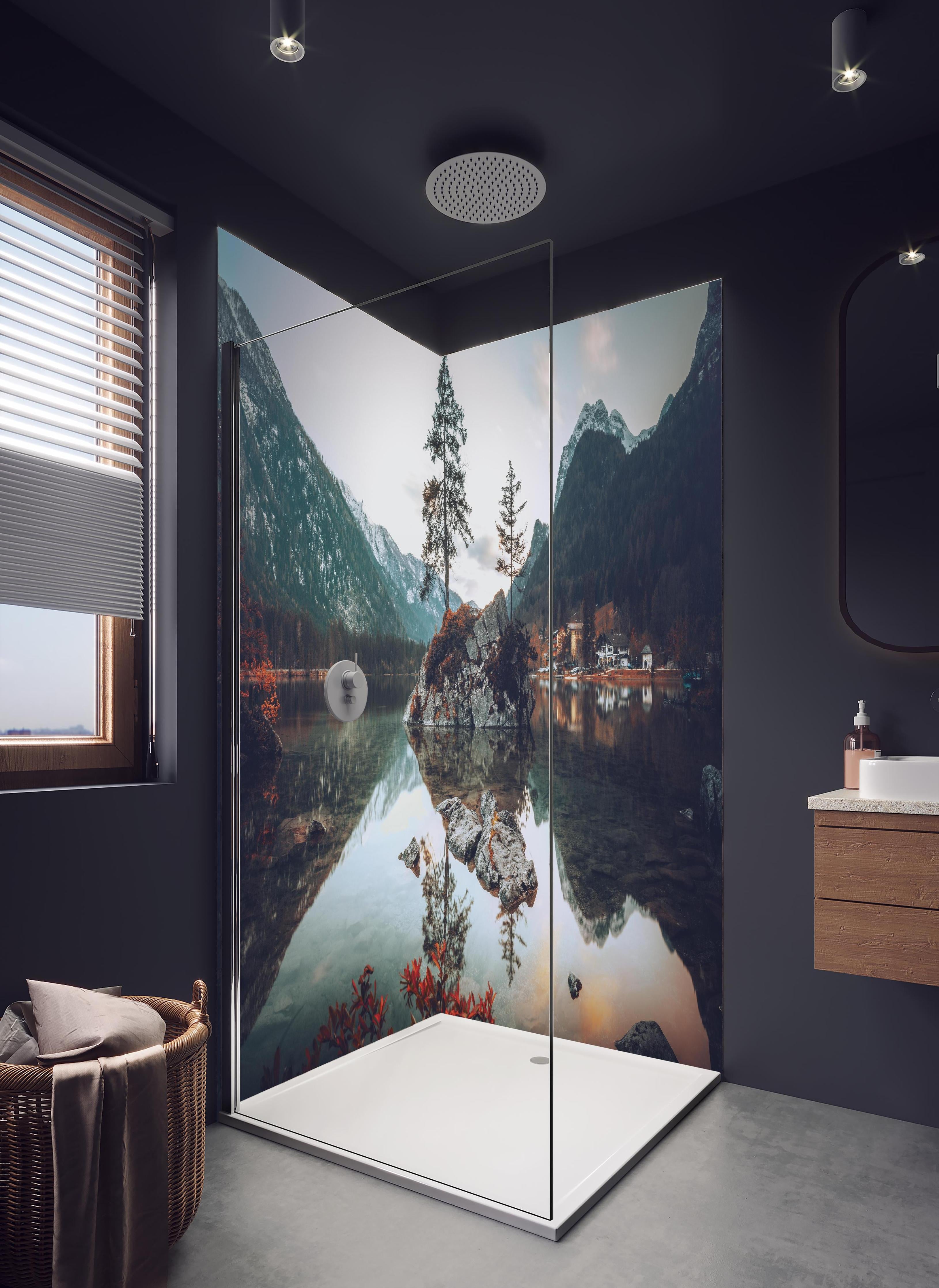 Duschrückwand - Elbsandsteingebirge bei Abendsonne in hellem Badezimmer mit Regenduschkopf - zweiteilige Eck-Duschrückwand